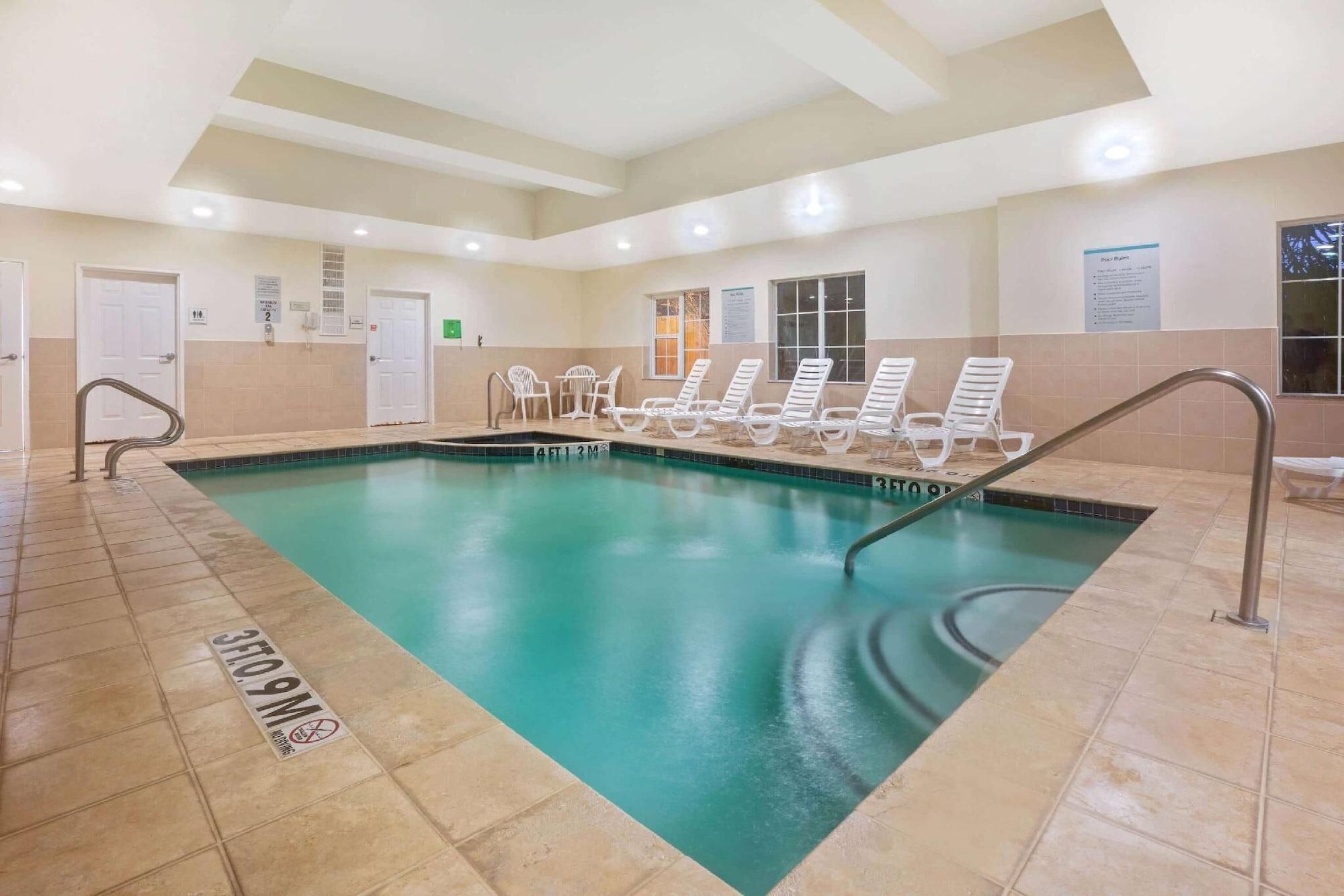 Vista Piscina La Quinta Inn & Suites by Wyndham Houston - Magnolia