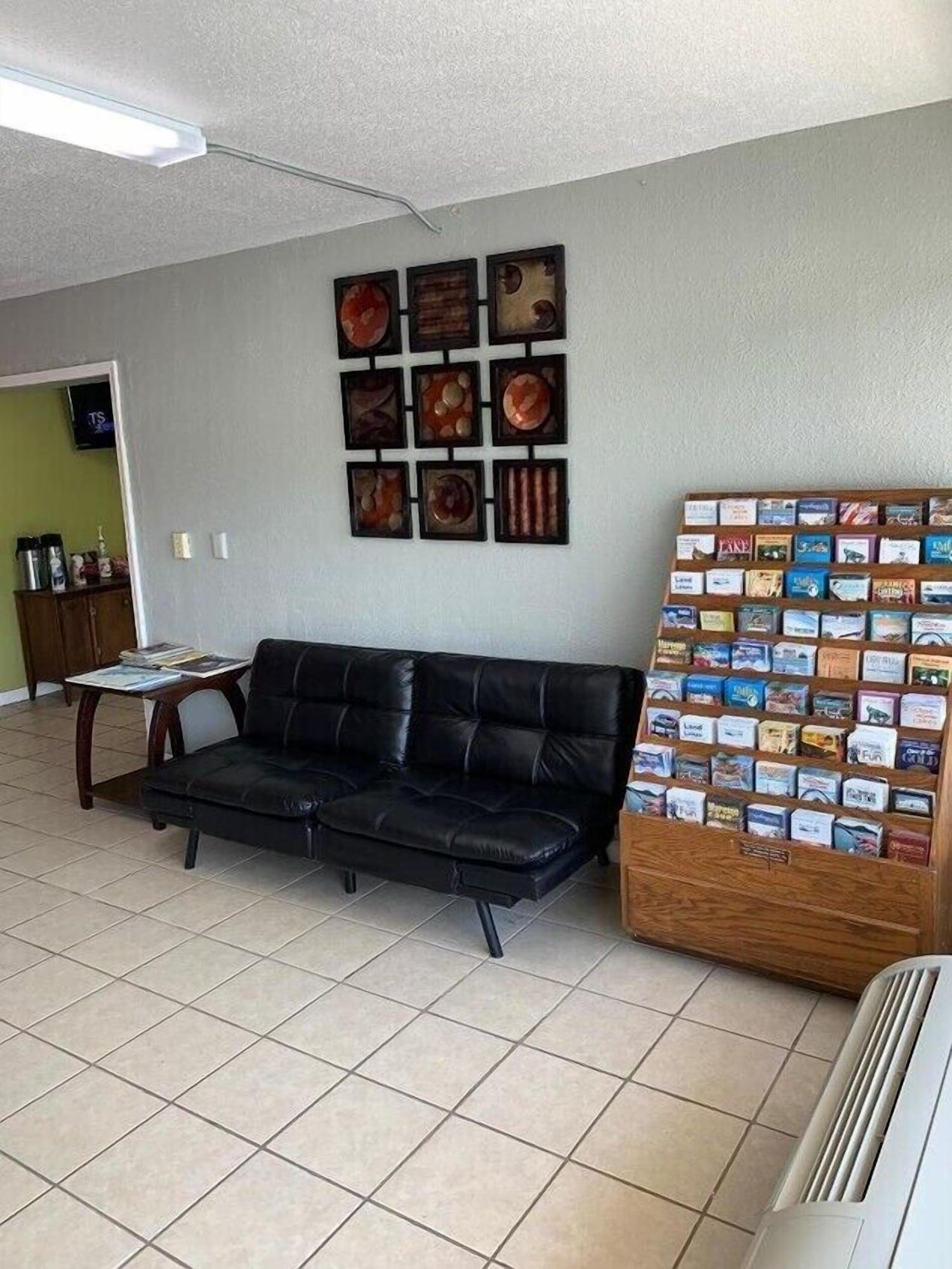 Vista Lobby AmeriVu Inn & Suites - Gilbertsville