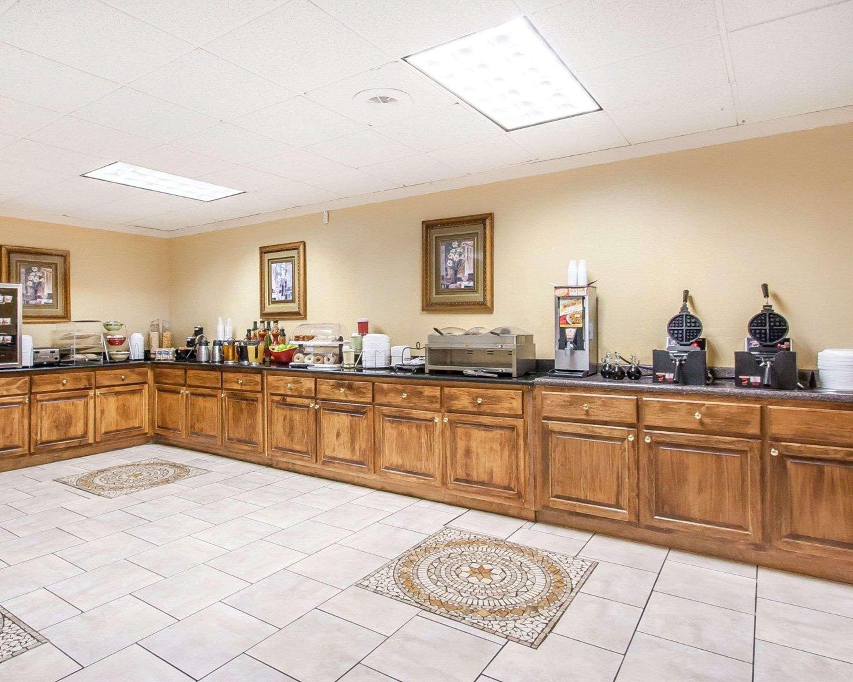 Restaurant Clarion Inn & Suites University Center