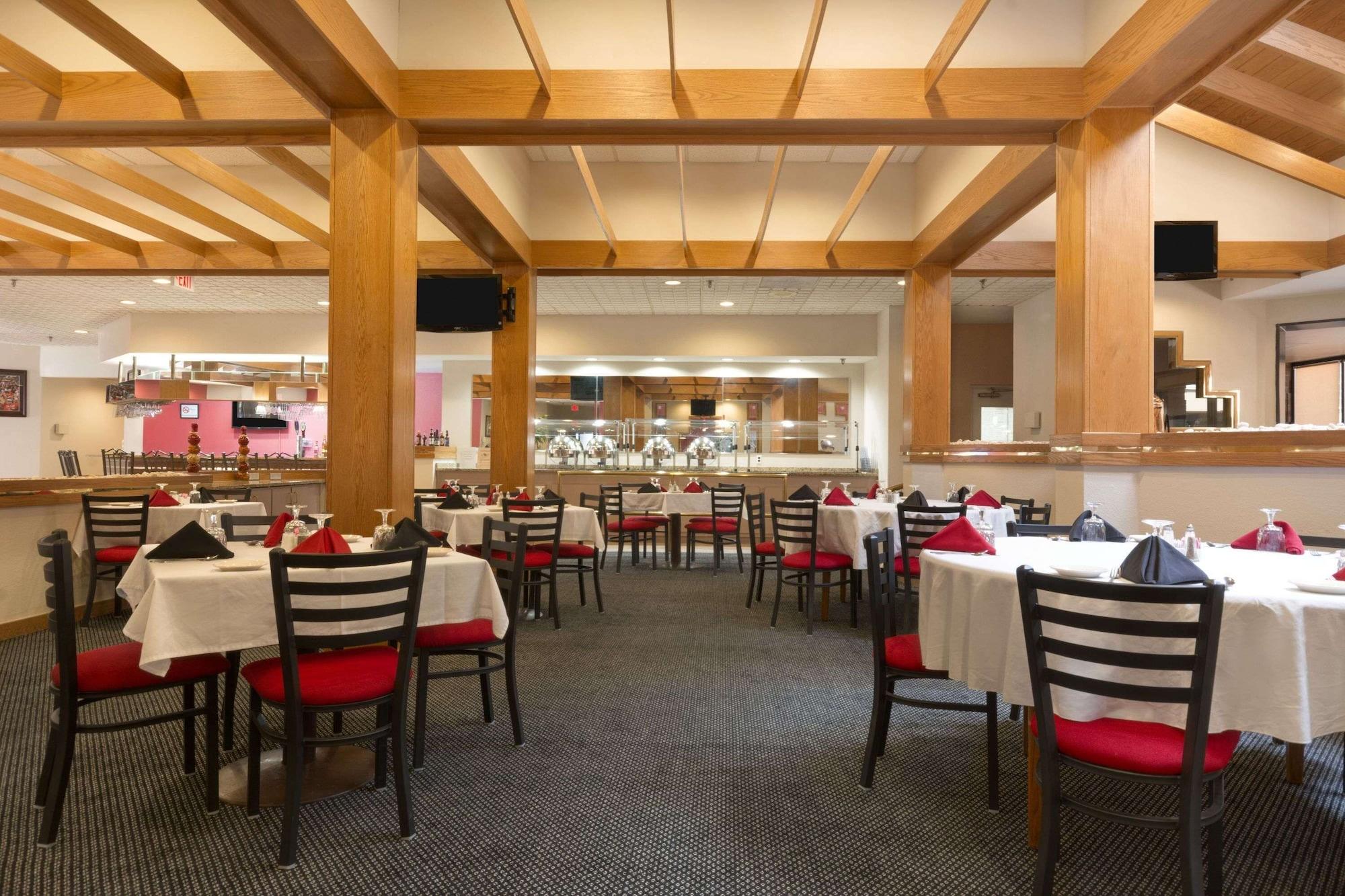 Restaurant Ramada by Wyndham Raleigh