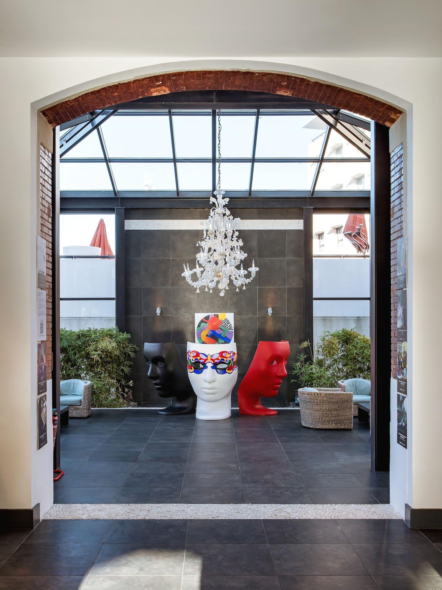 Vista Lobby New Hotel of Marseille
