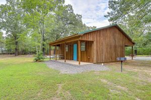 Alquiler Vacacional - 1/2 Mi to Greers Ferry Lake: Quiet Cabin w/ Porch
