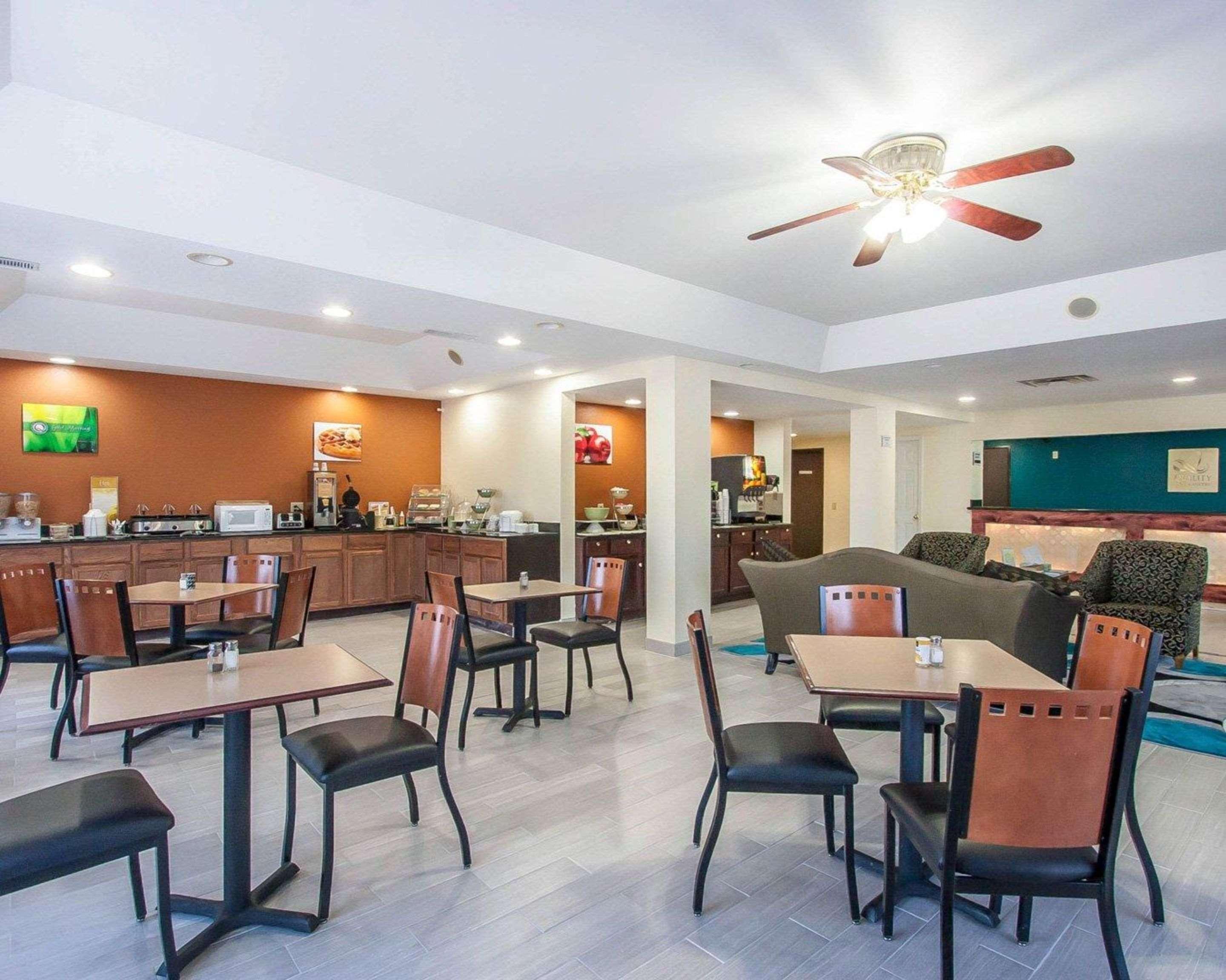 Vista Lobby Quality Inn & Suites Centerville