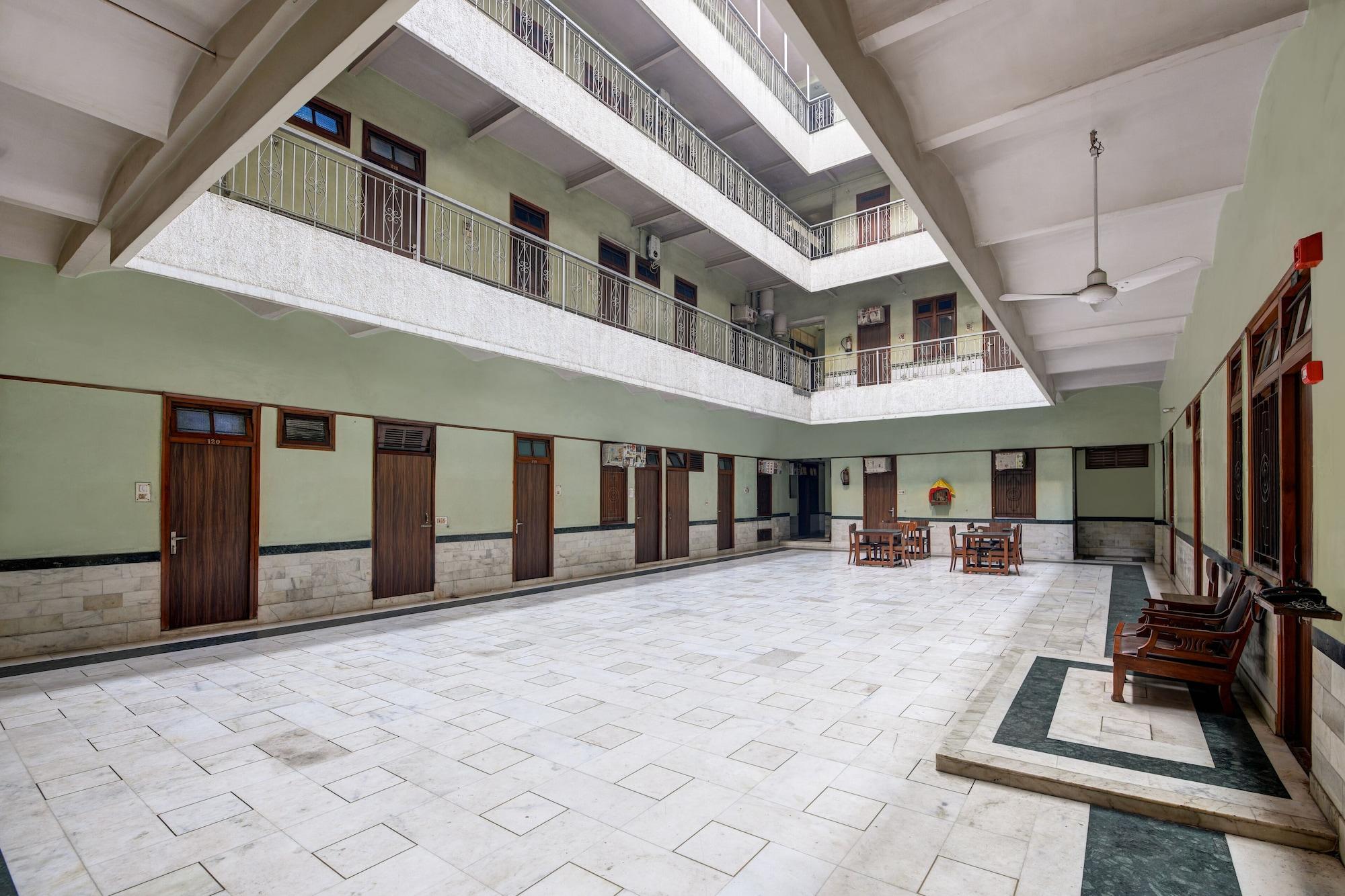 Vista Lobby New Royal Hotel