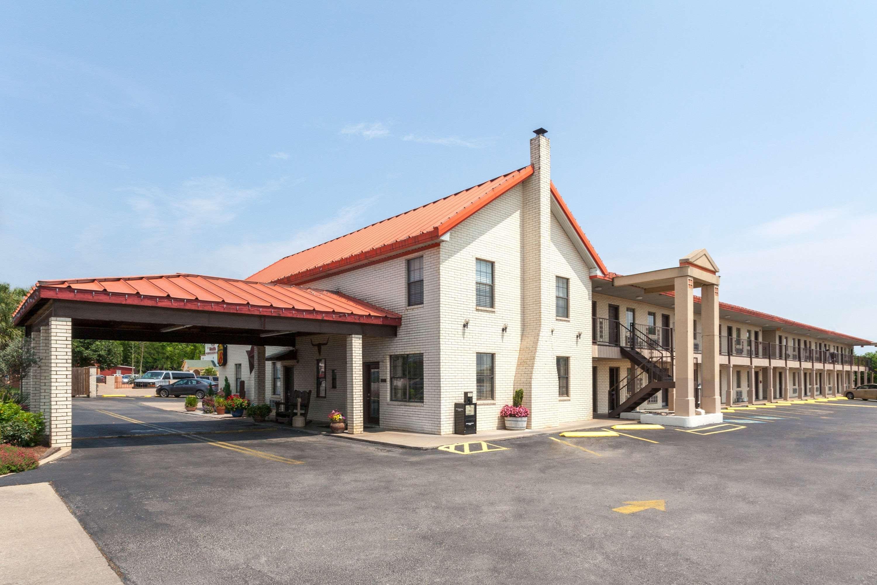 Vista Exterior Super 8 by Wyndham Fredericksburg