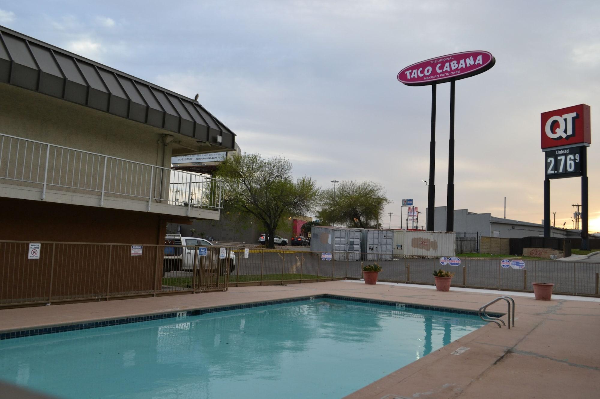 Vista Exterior Travelodge by Wyndham San Antonio Lackland AFB North