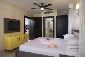 Alojamiento - The Royal Suites are spacious one & two bedroom suites in a tropical surrounding