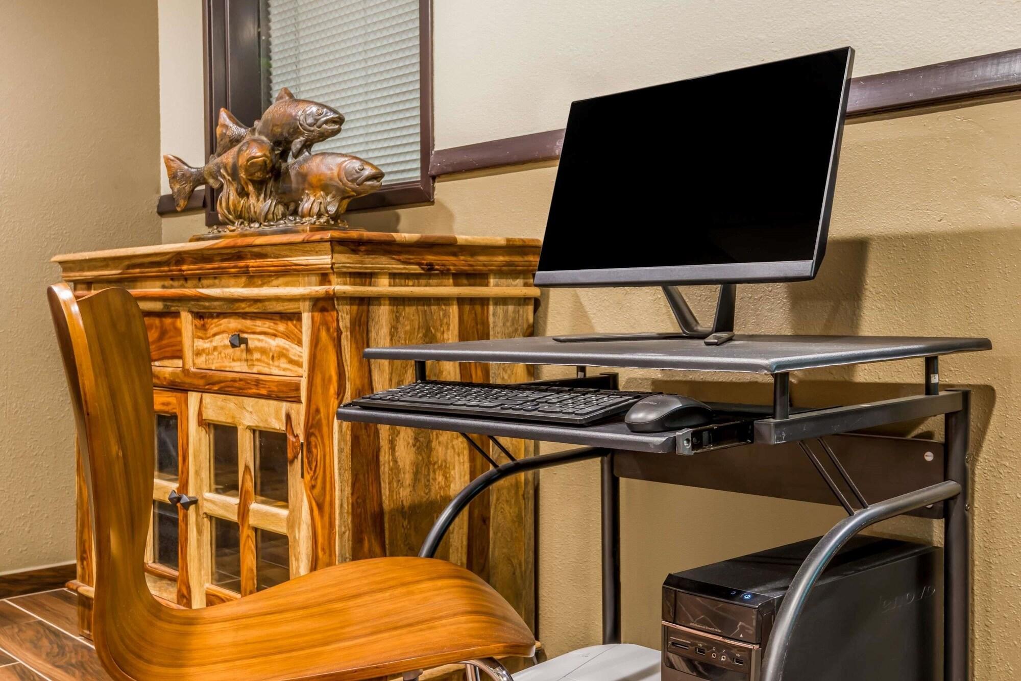 Centro de Negocios Super 8 by Wyndham Kimball