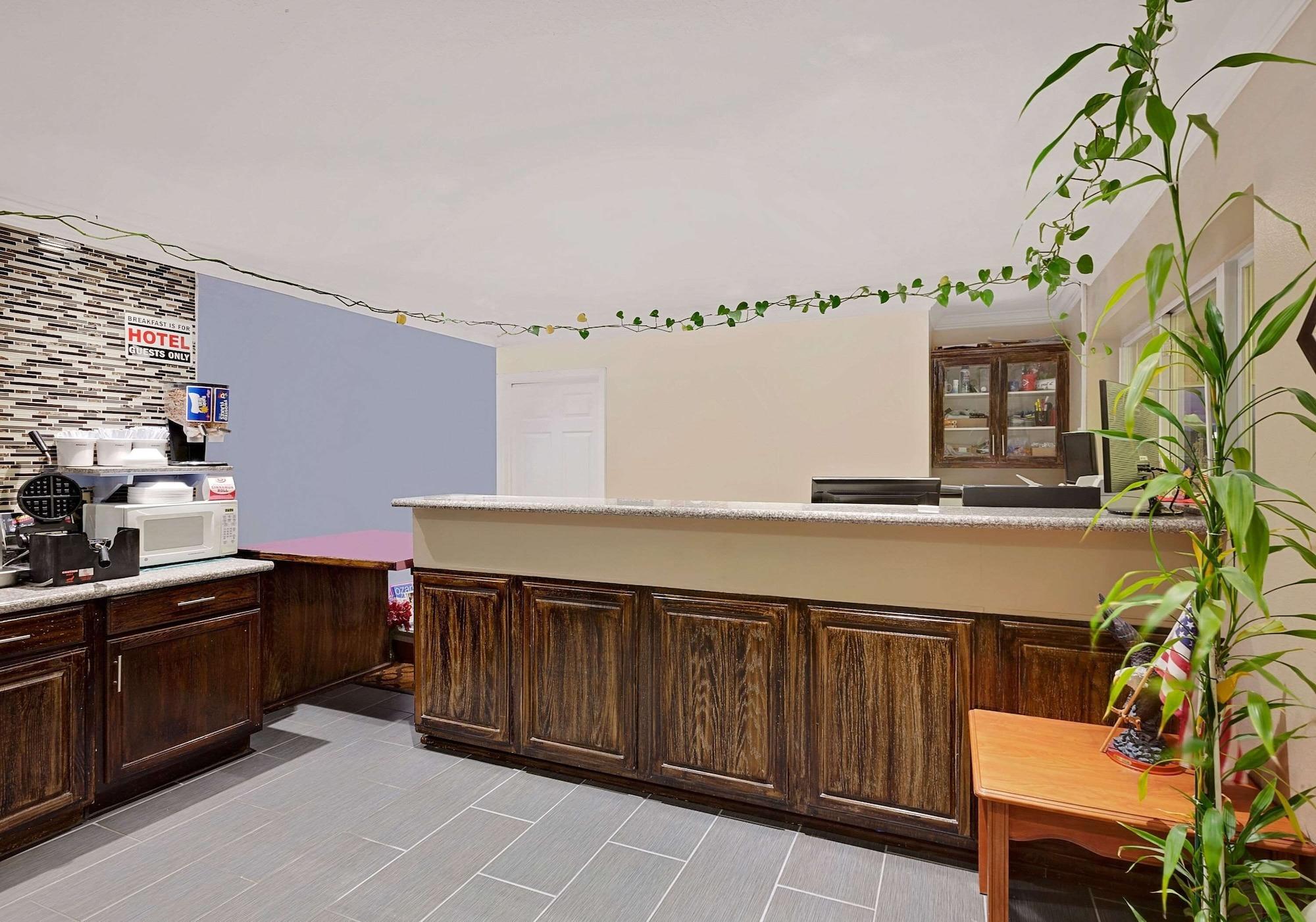 Vista Lobby Super 8 by Wyndham Siloam Springs