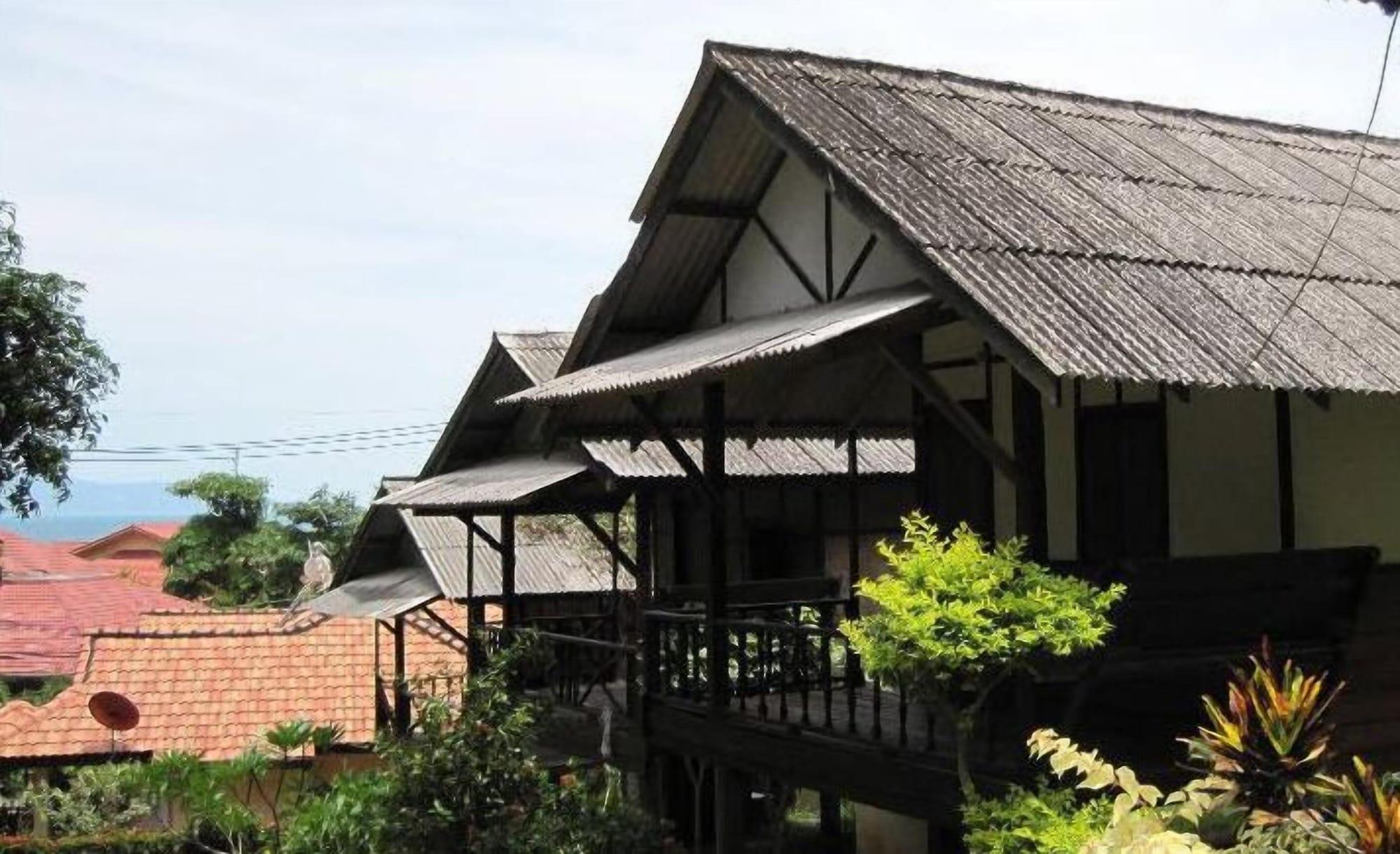 Vista Exterior Pooltrap Village Bungalow