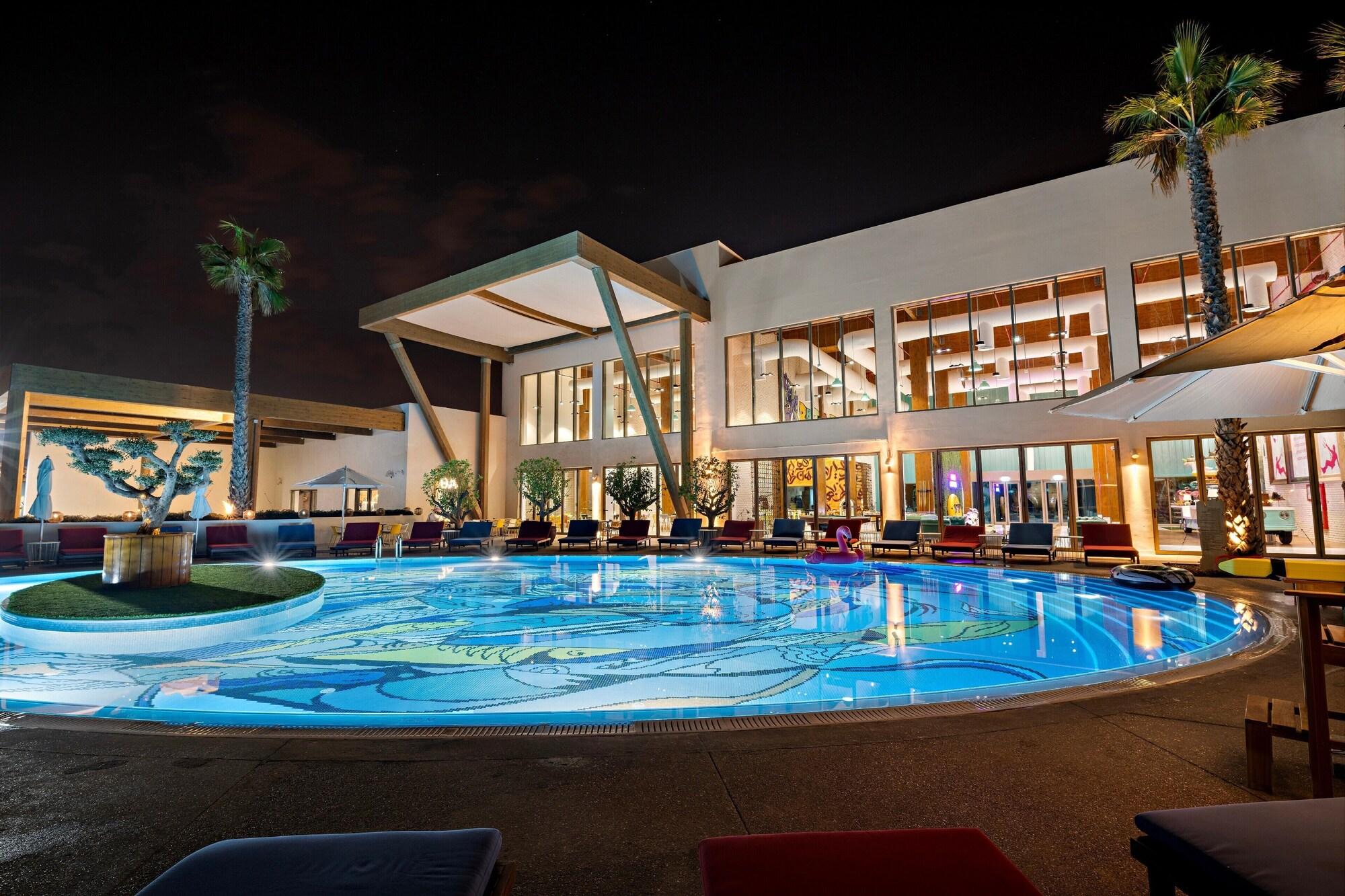 Vista Piscina Fuwairit Kite Beach, Tapestry Collection By Hilton