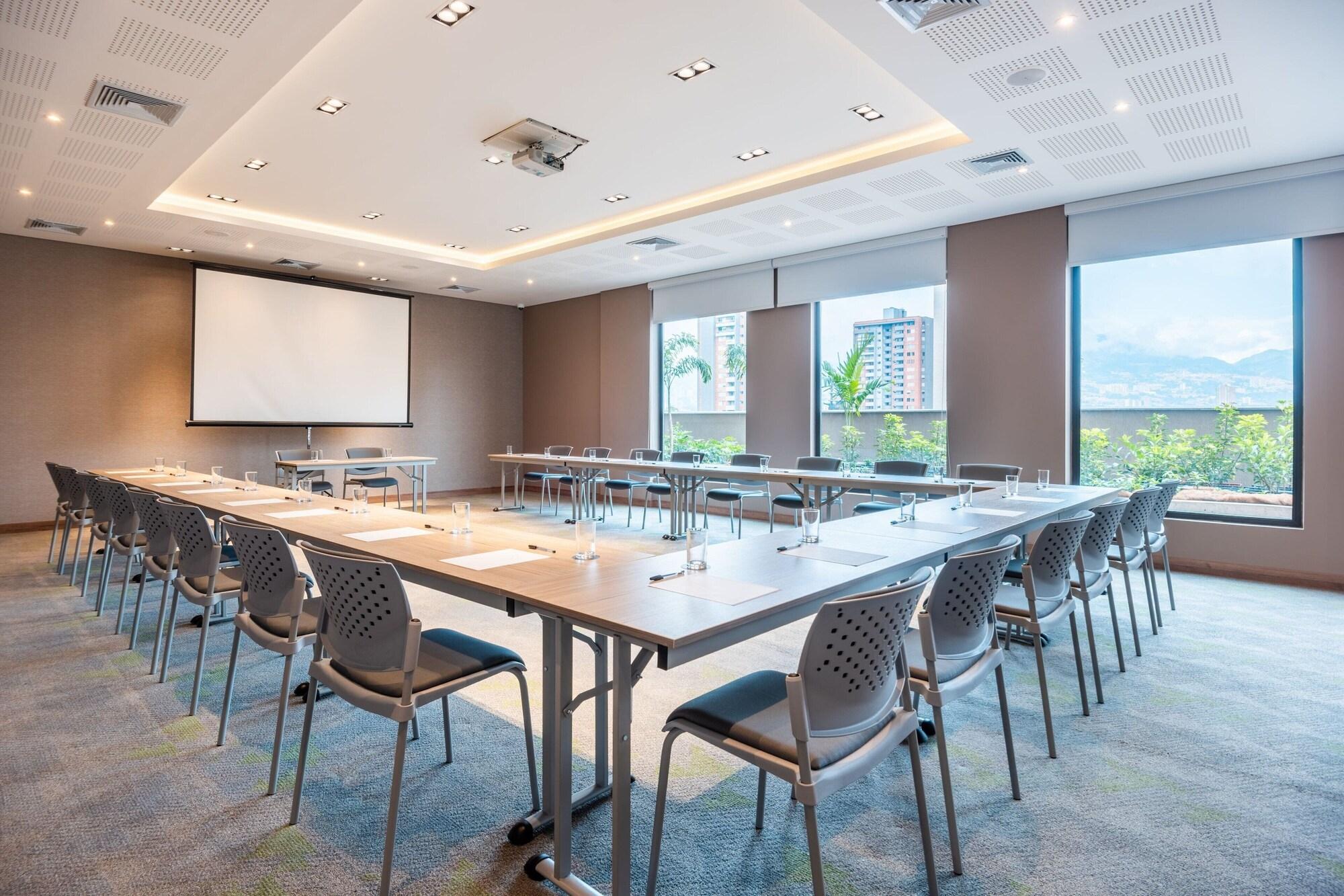 Sala de Reuniones Fairfield by Marriott Medellin Sabaneta