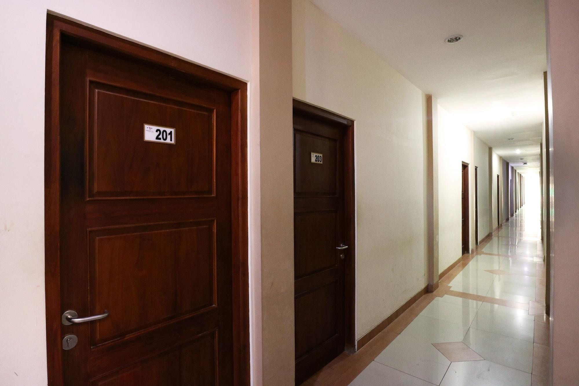 Varios Tembok Batu Residence