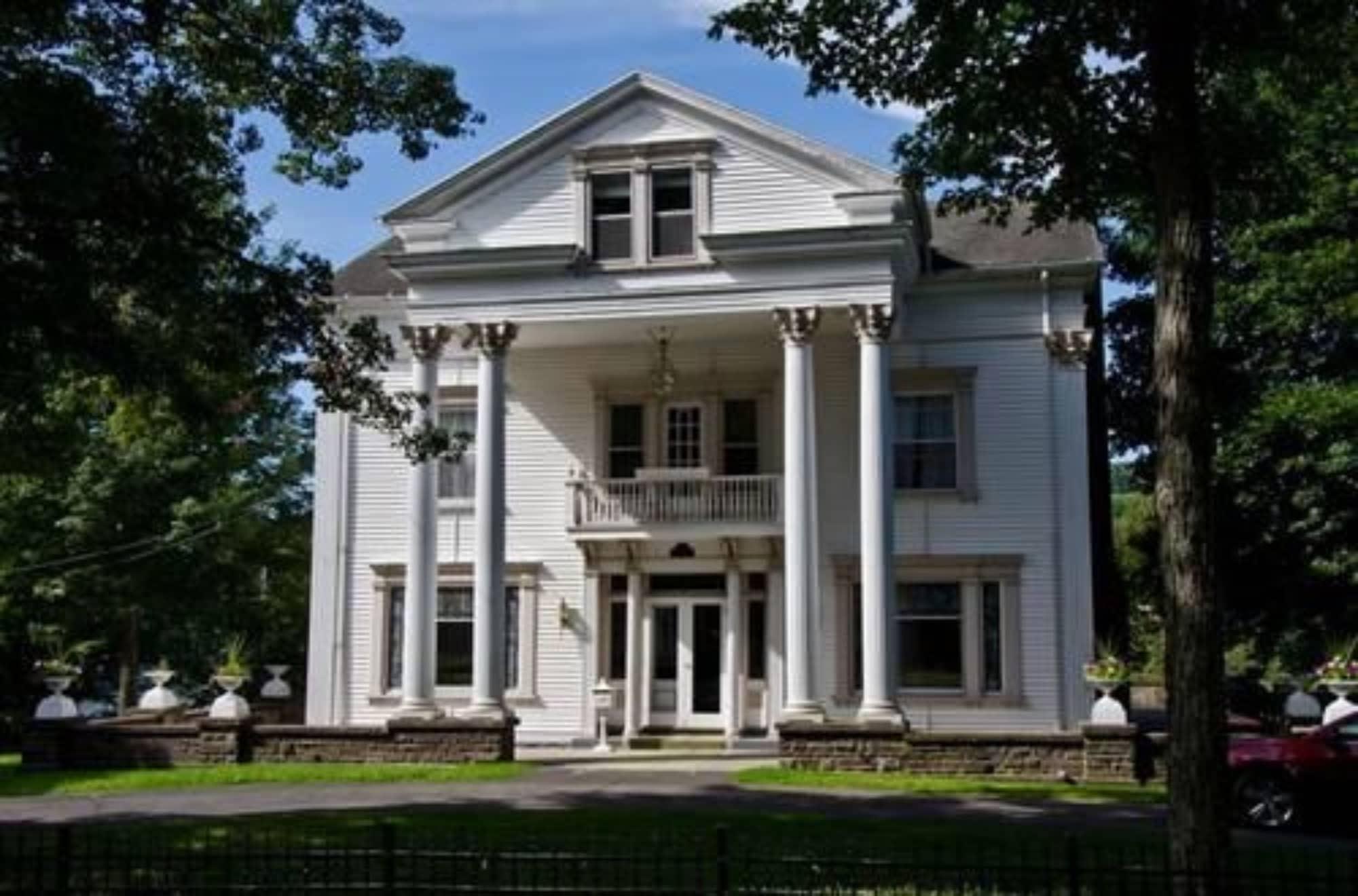 Varios The Queen of the Catskills B&B