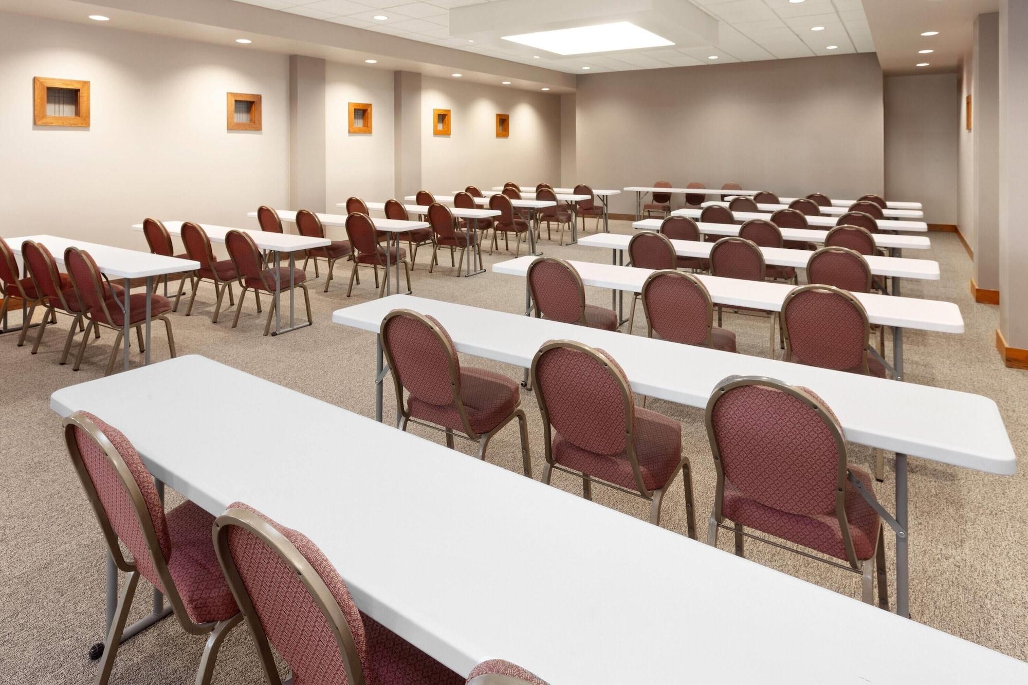 Sala de Reuniones Ramada by Wyndham Milwaukee