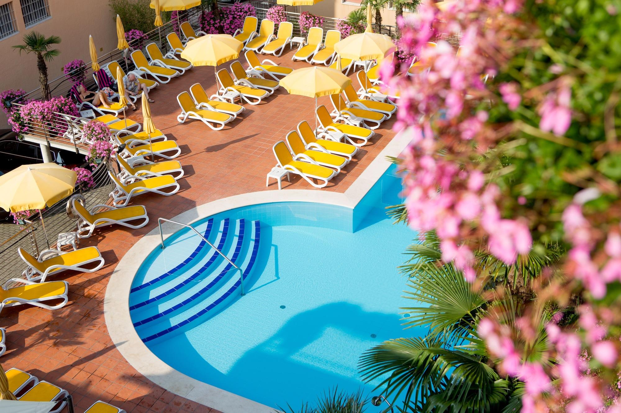 Vista Exterior Hotel Capri