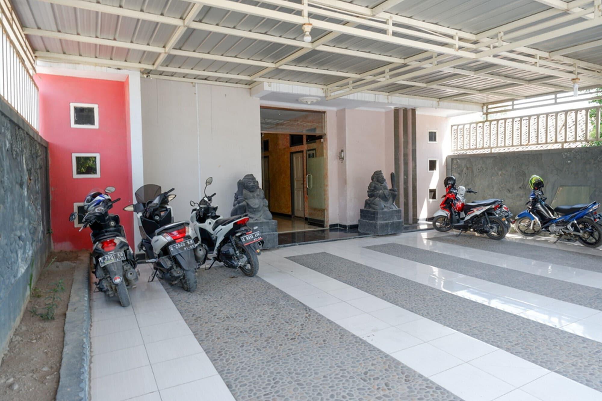 Vista Exterior RedDoorz near GOR Wisanggeni