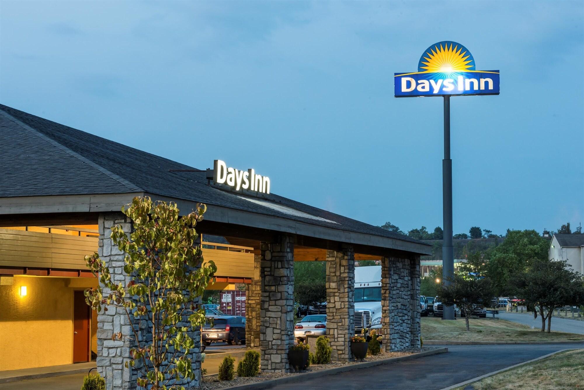 Vista Exterior Days Inn by Wyndham Pittsburgh-Harmarville