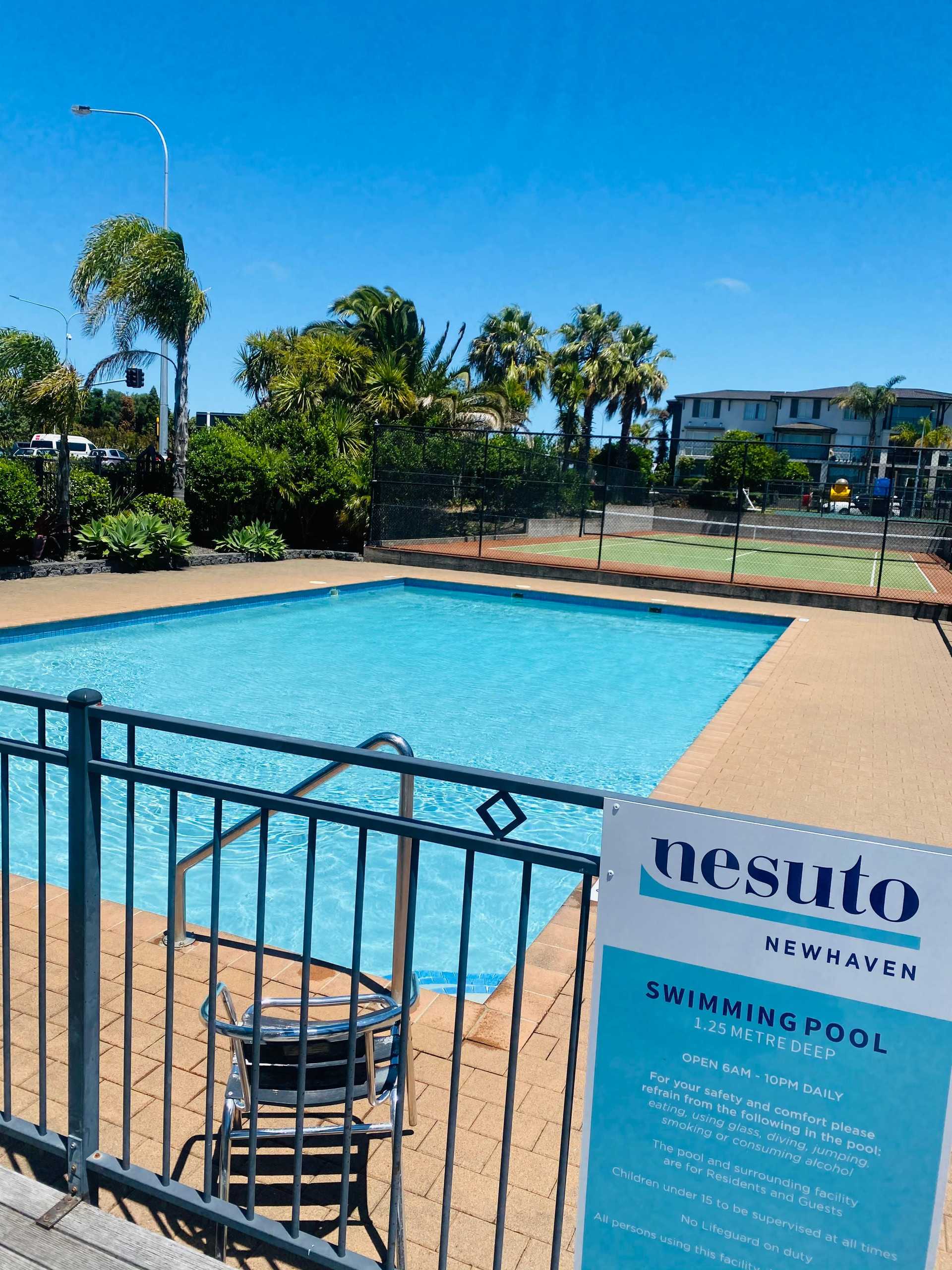 Vista Piscina Castle Newhaven Apartments