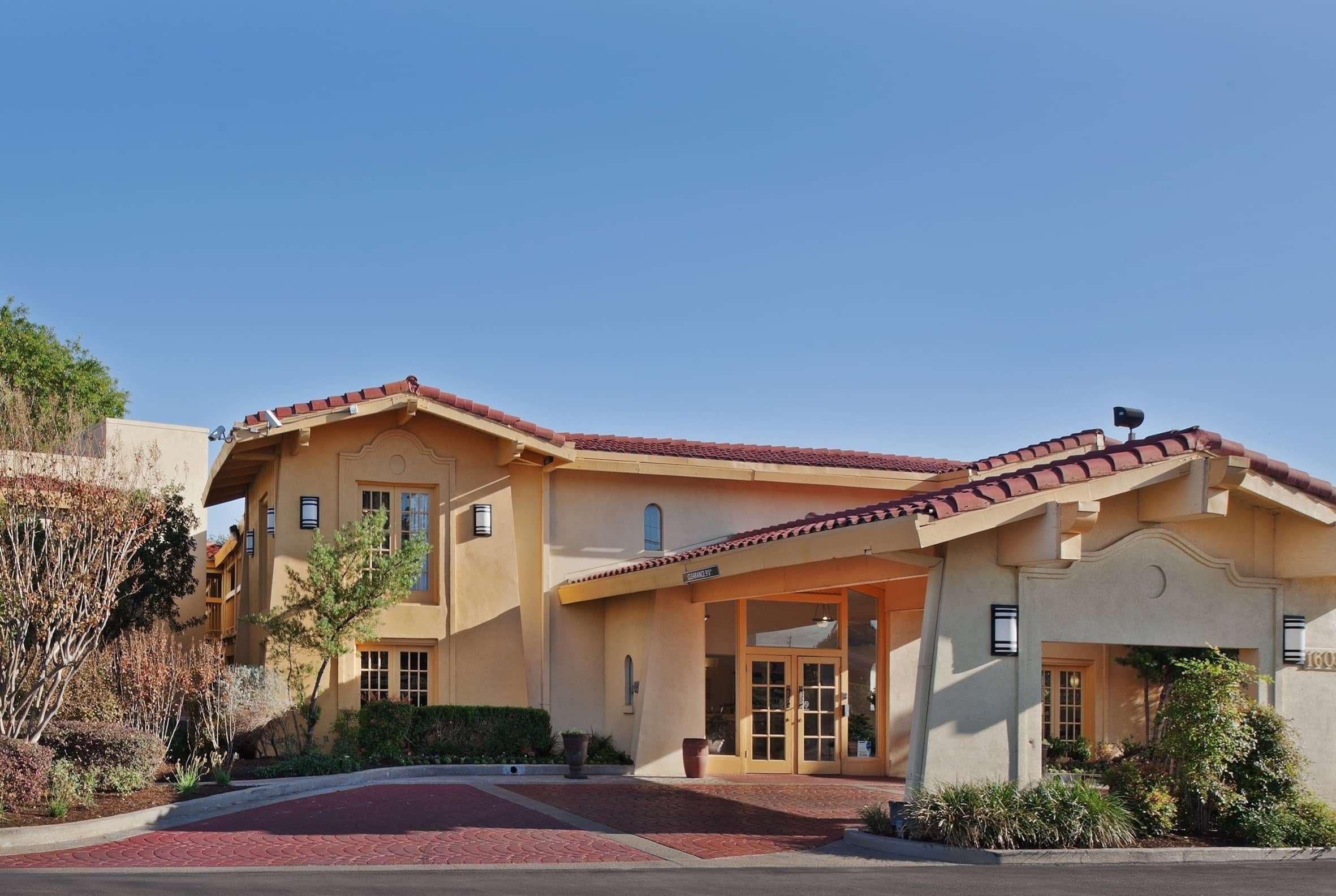 Vista Exterior La Quinta Inn by Wyndham Austin Oltorf