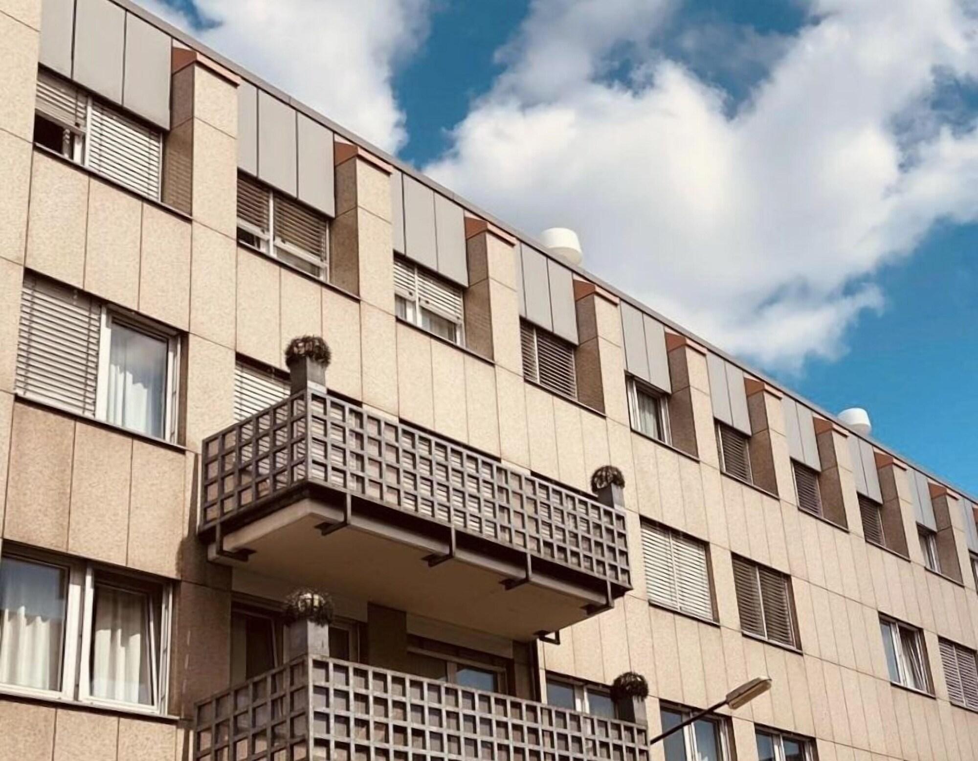 Vista Exterior Paragon Apartments