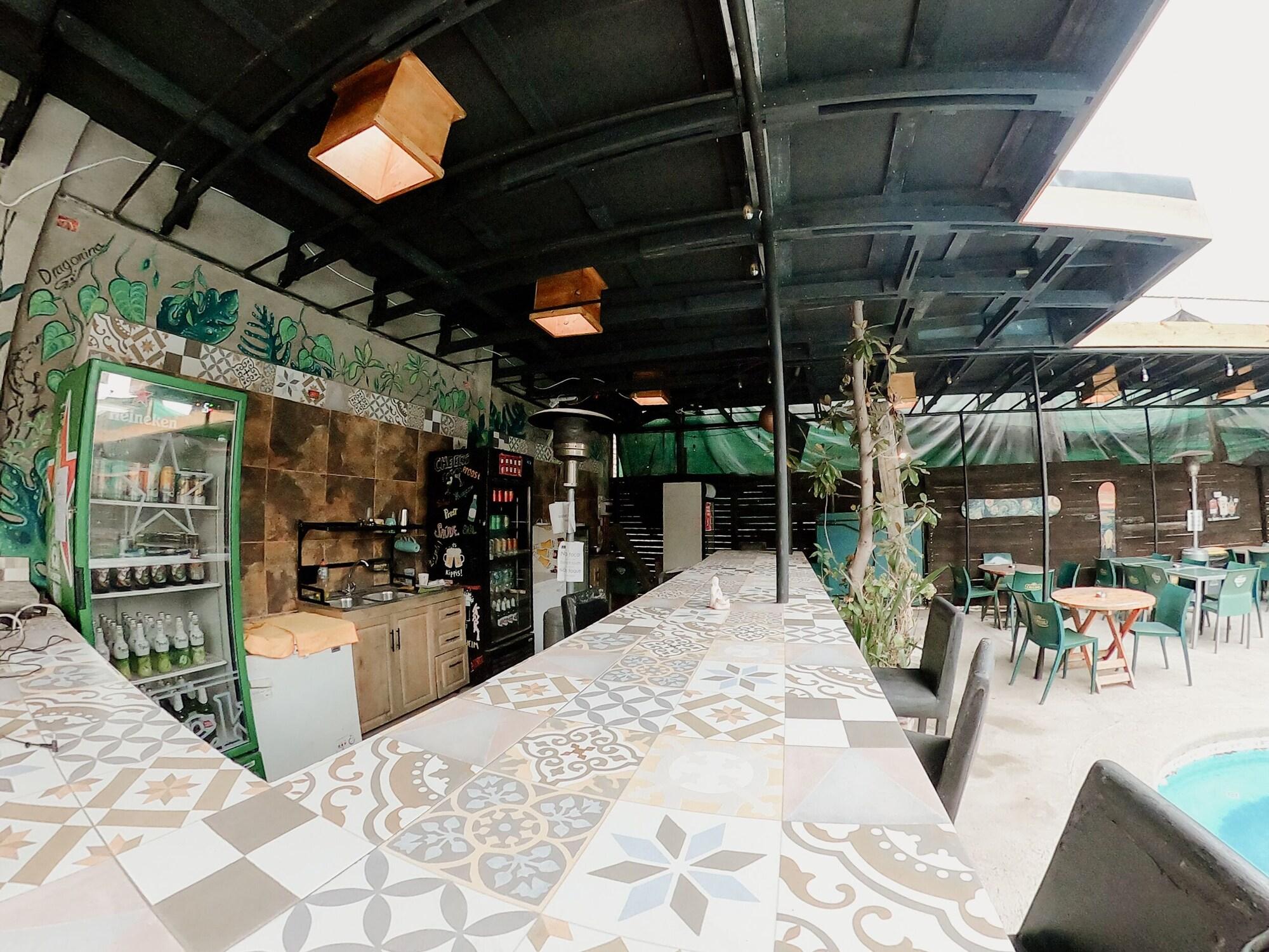 Bar/Salón La Casa Roja Hostel