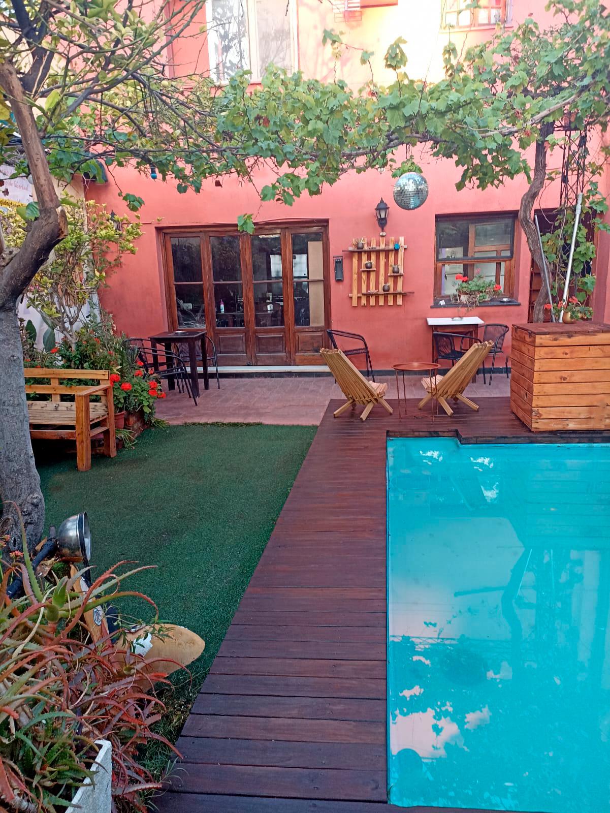 Vista Piscina Estacion Mendoza Hostel
