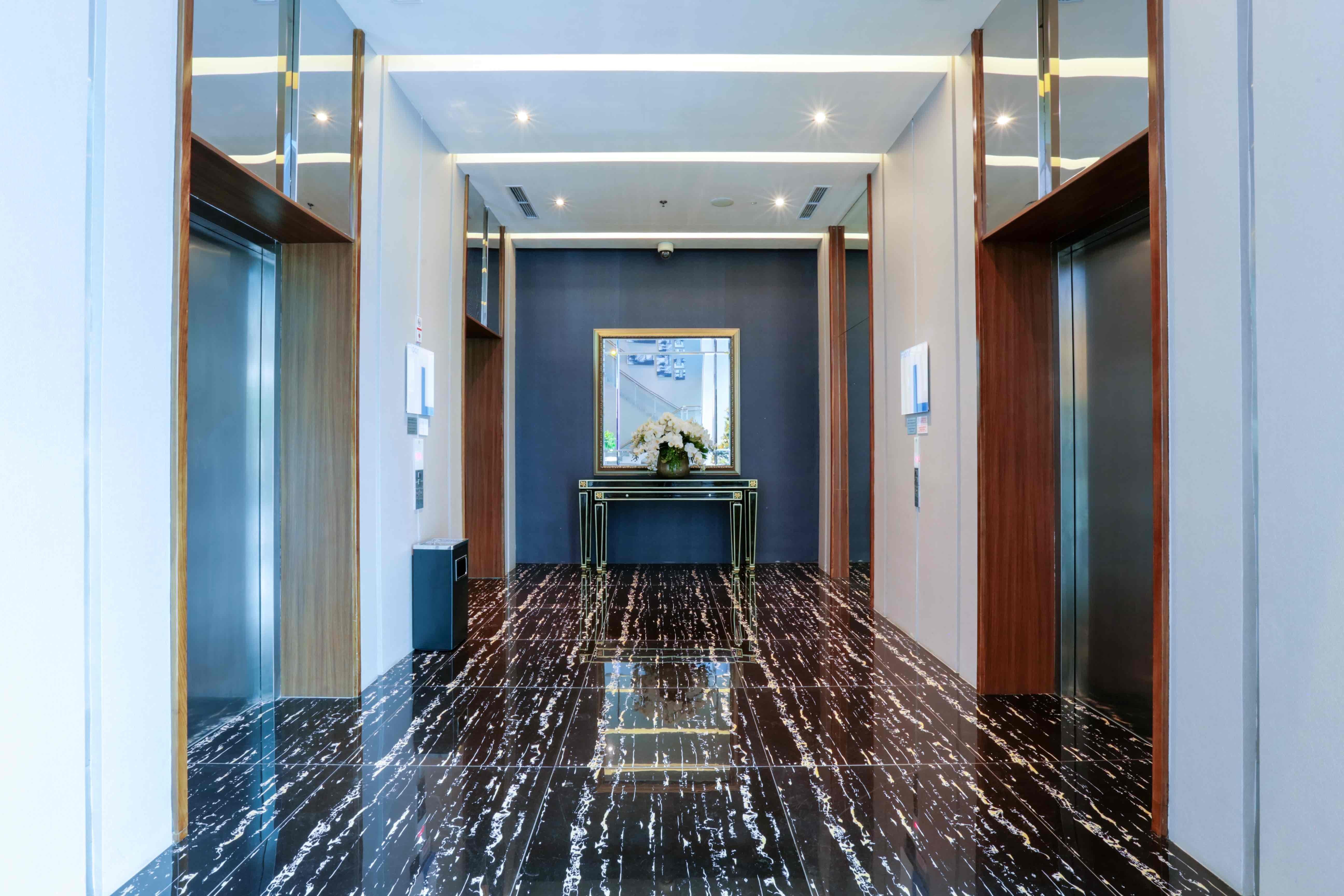 Vista Lobby Holiday Inn Express Jakarta International Expo by IHG