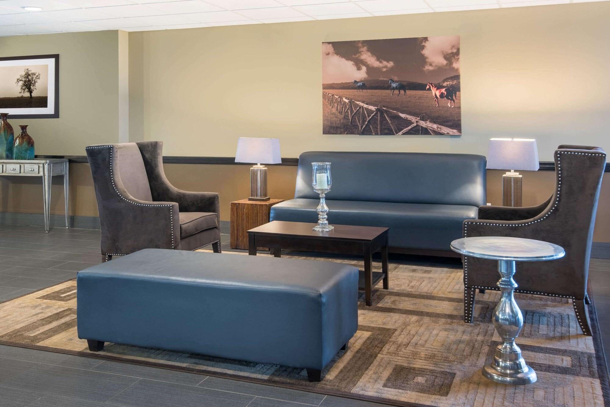 Vista Lobby Wyndham Garden Texarkana