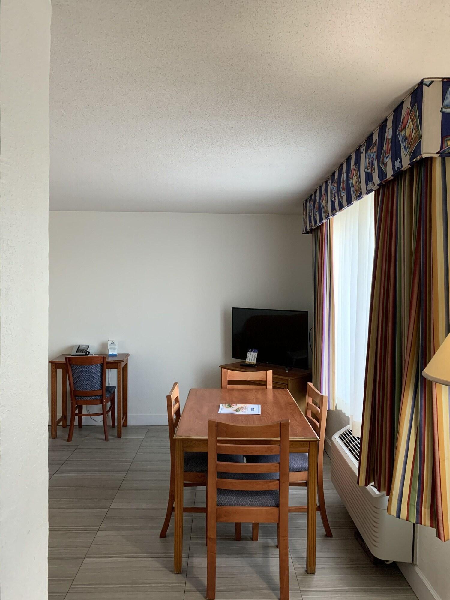 Restaurant Days Inn by Wyndham Ormond Beach Mainsail Oceanfrt
