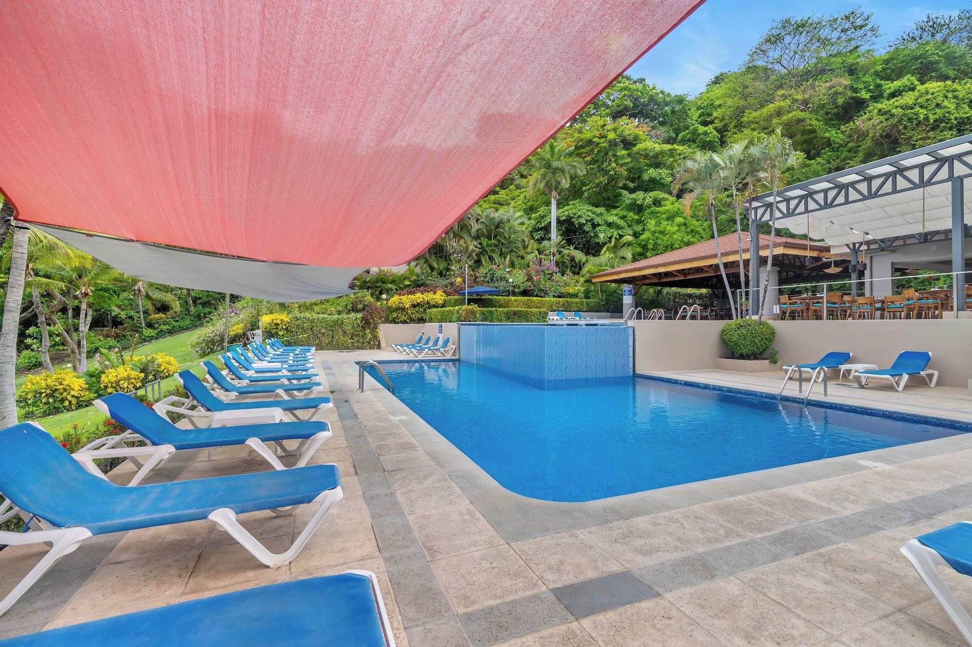 Vista Piscina Bahia Pez Vela Resort