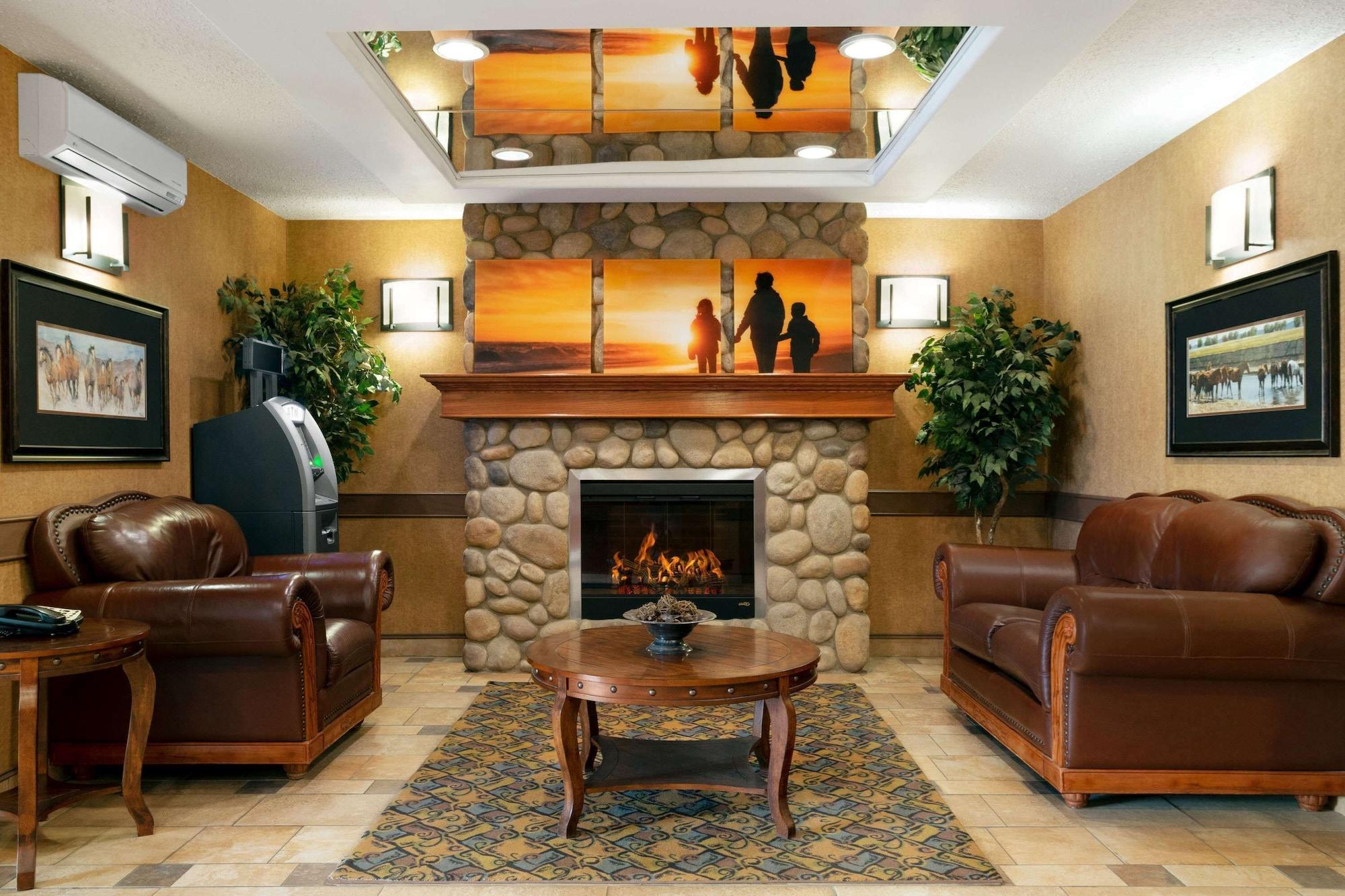 Vista Lobby Days Inn & Suites by Wyndham Strathmore