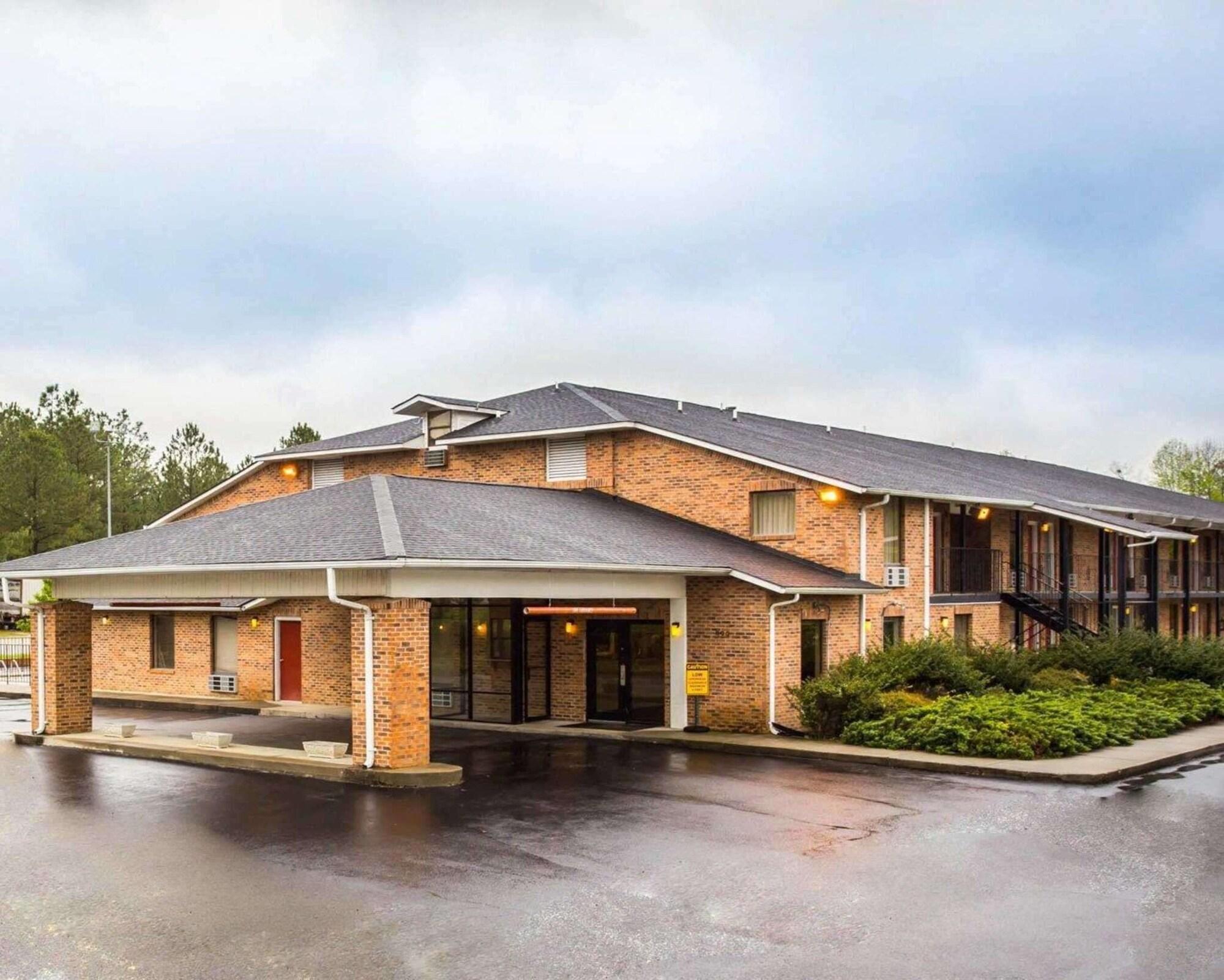 Varios Econo Lodge Inn & Suites