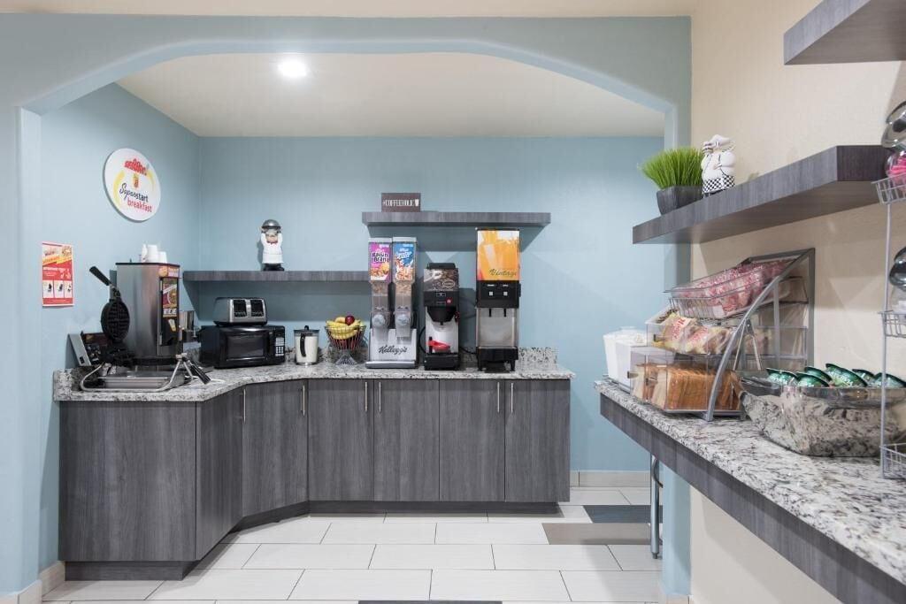 Restaurant Super 8 by Wyndham Claremore OK