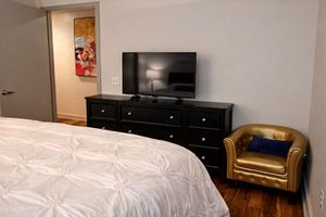 Renta temporal - Cozy Retreat with Rooftop Pool, Parking, and Spacious Comfort