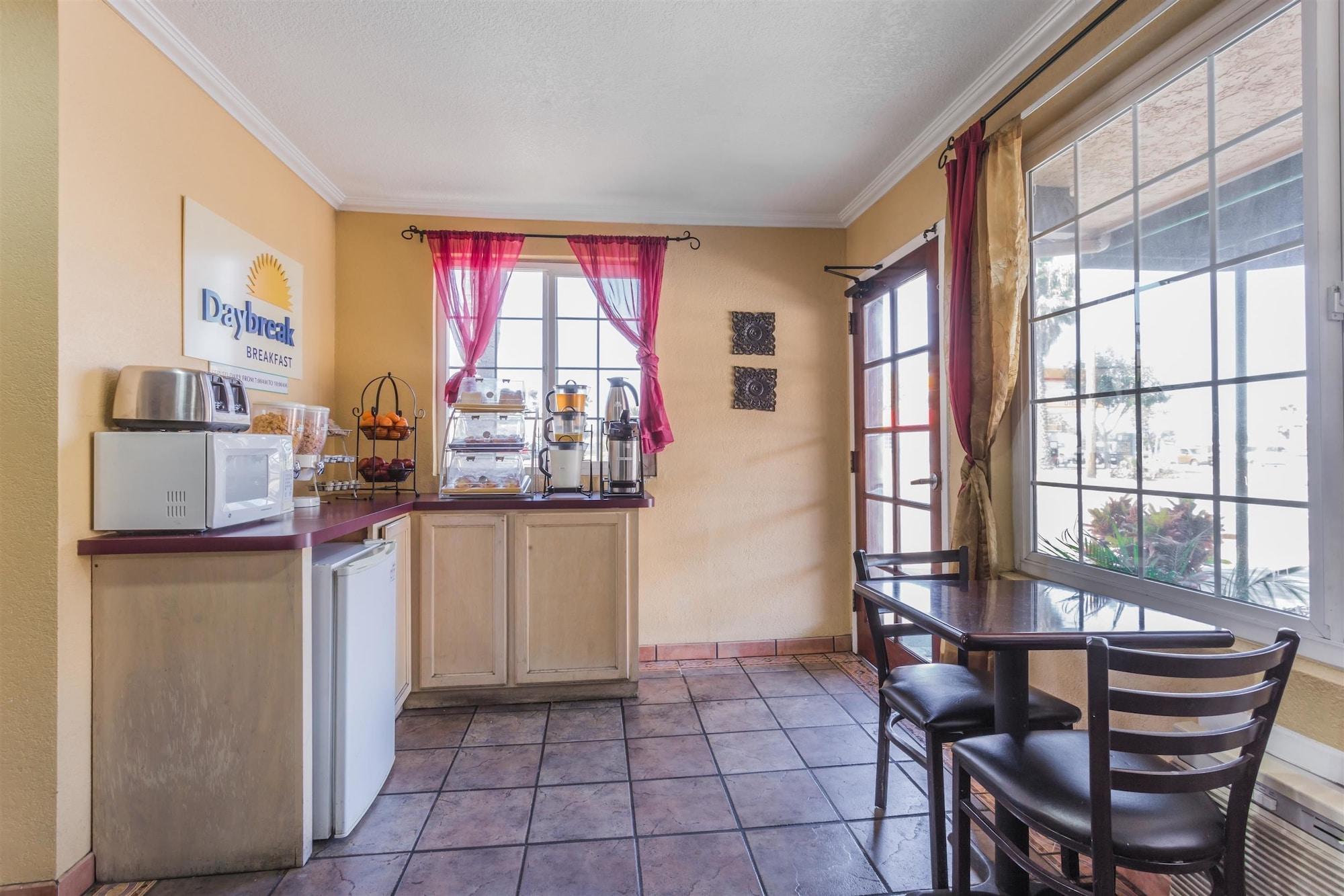 Restaurant Motel 6 San Diego, CA - Southbay