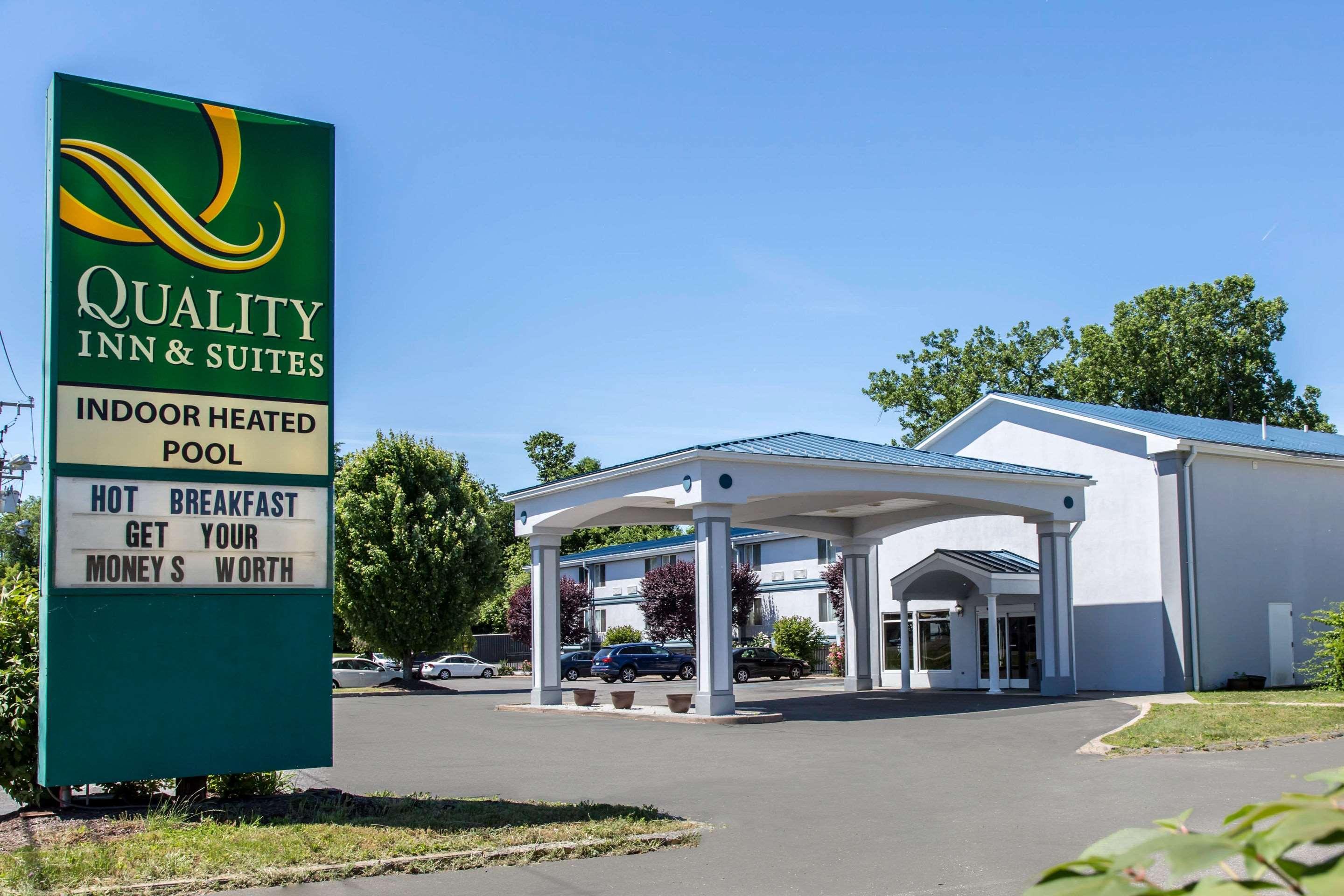 Vista Exterior Quality Inn & Suites Danbury near University