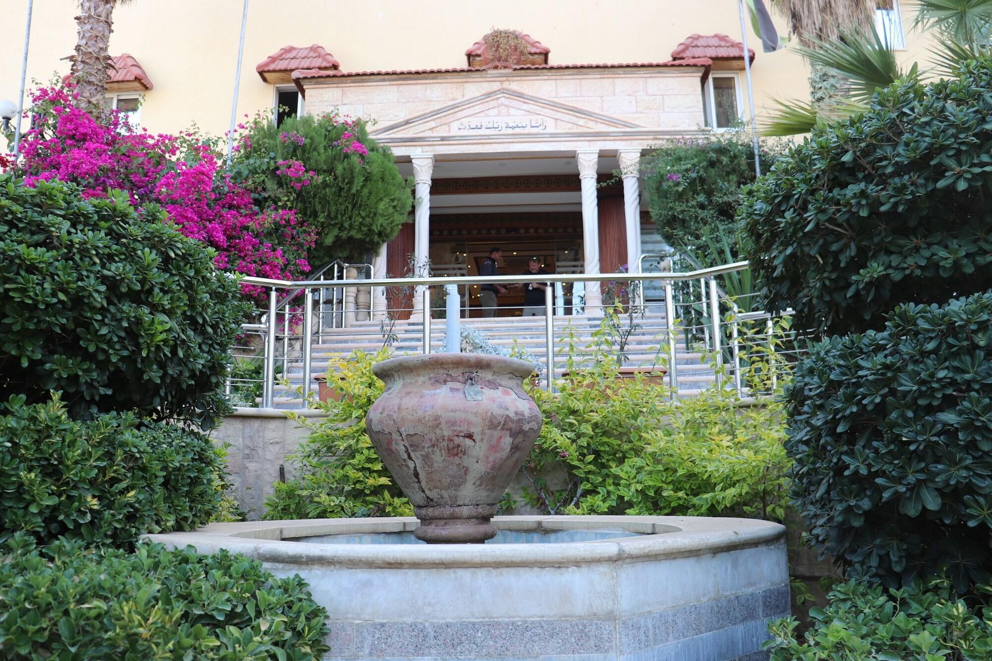 Vista Exterior Amra Palace International Hotel