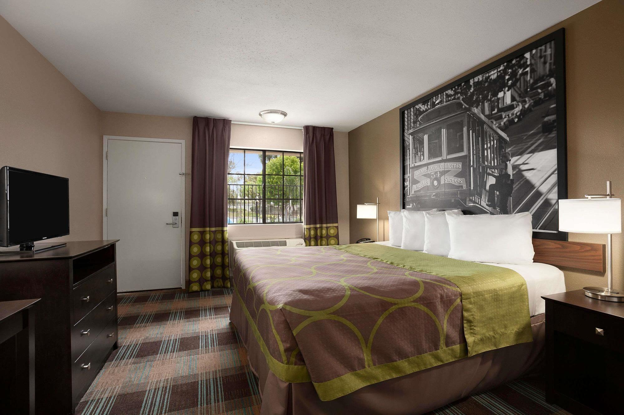 Habitación Super 8 by Wyndham Salinas