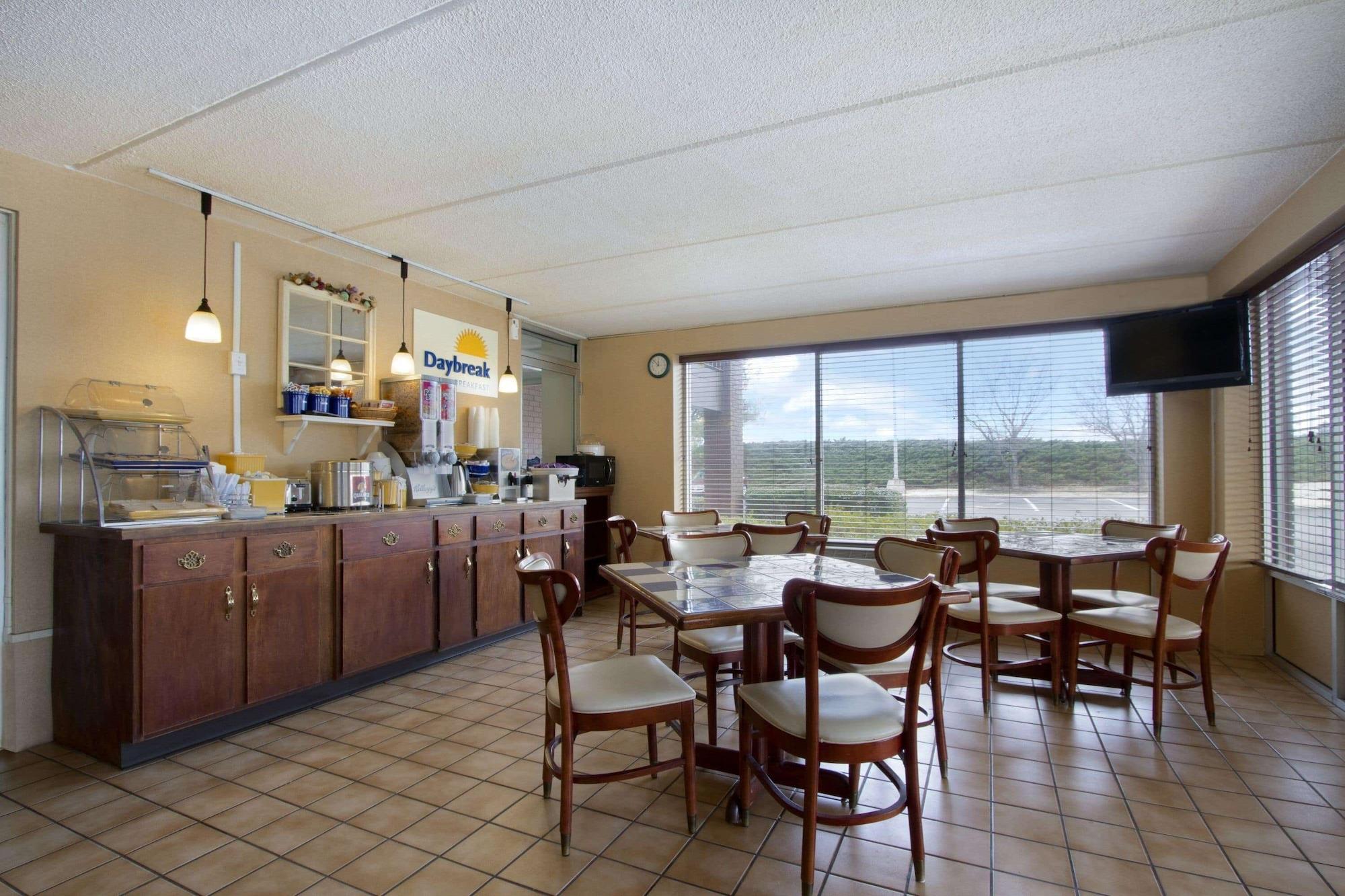 Restaurant Days Inn by Wyndham Seneca / Clemson Area