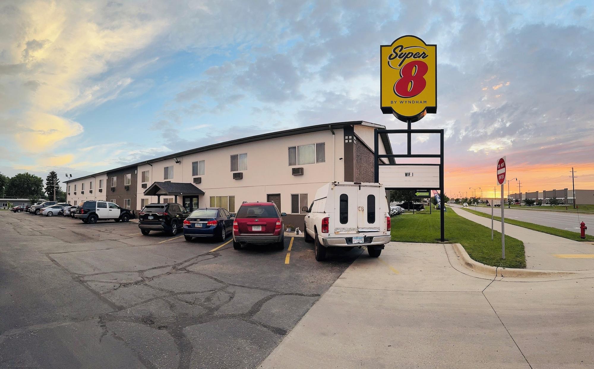 Vista Exterior Super 8 by Wyndham West Fargo Main Ave ND