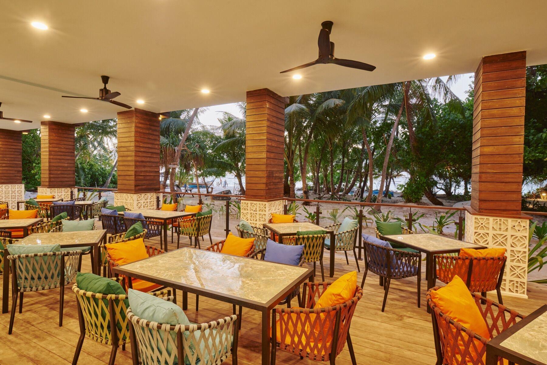 Restaurant Beach Hotel Dhigurah