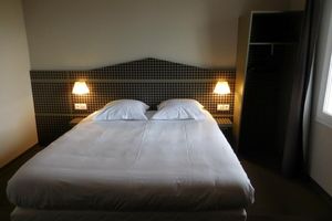 Alojamiento - FastHotel Montmarault - Auberge du Grand Champ