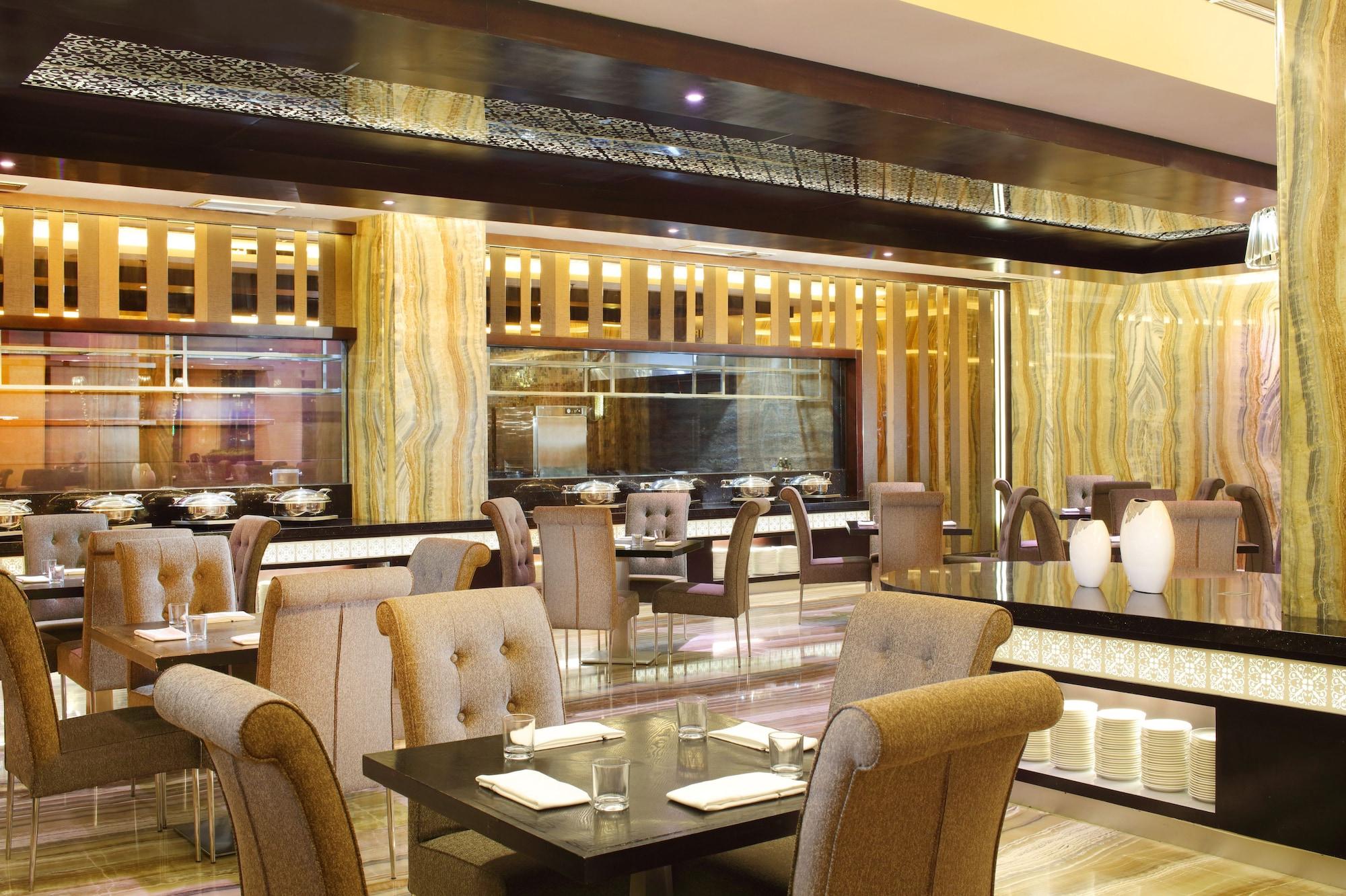 Restaurant Four Points by Sheraton Medan