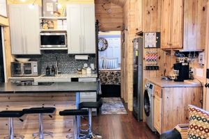 Alquiler Vacacional - Charming NEW 2 BR Cottage, WiFi & Pet Friendly in Convenient Steele