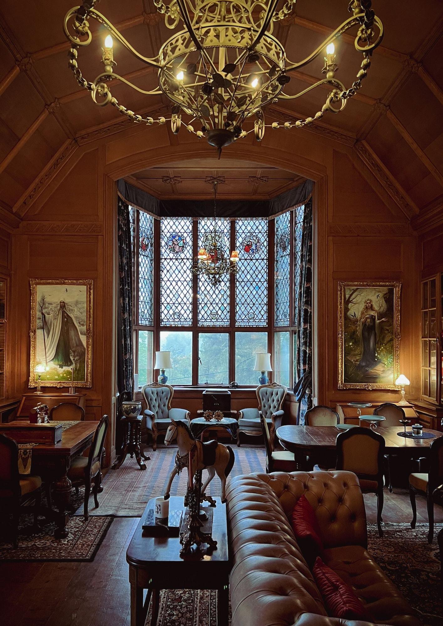 Bar/Salón Glencruitten House