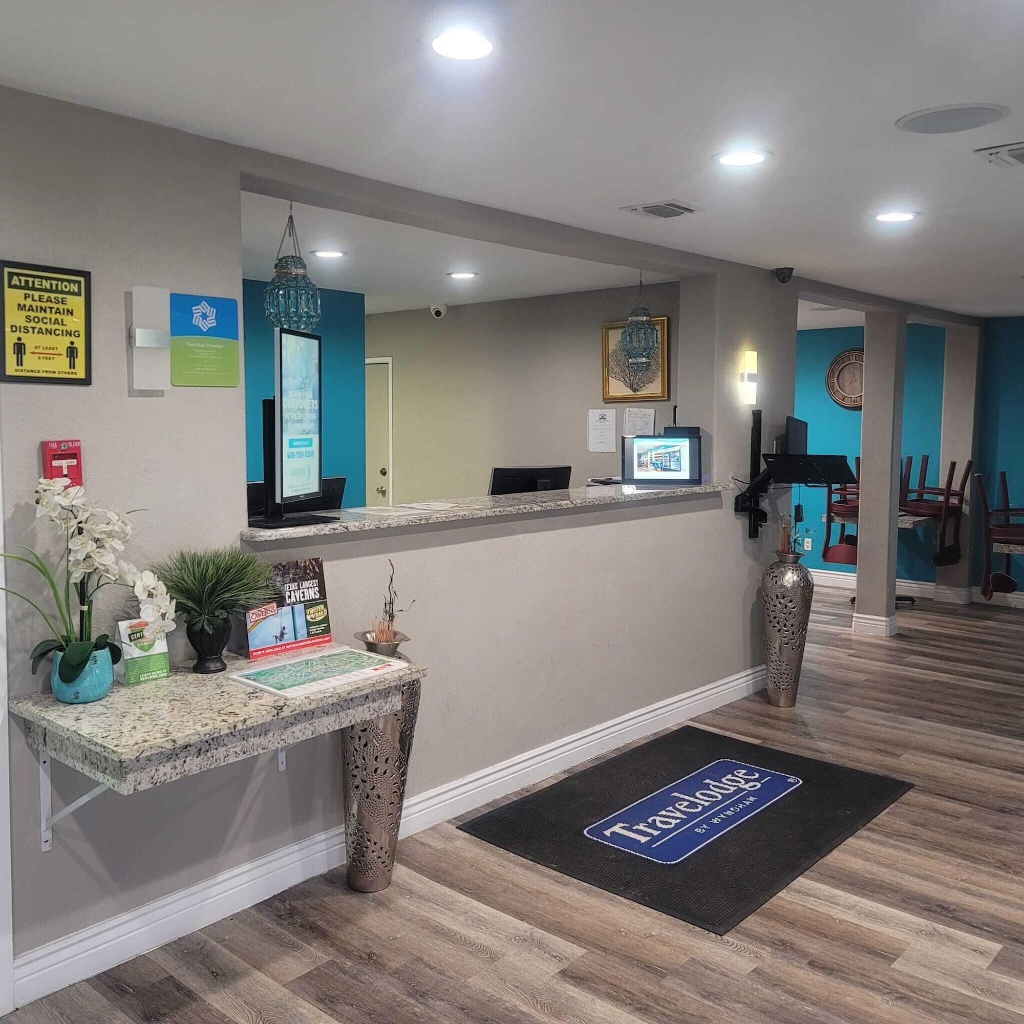 Vista Lobby Travelodge by Wyndham San Antonio Downtown Northeast