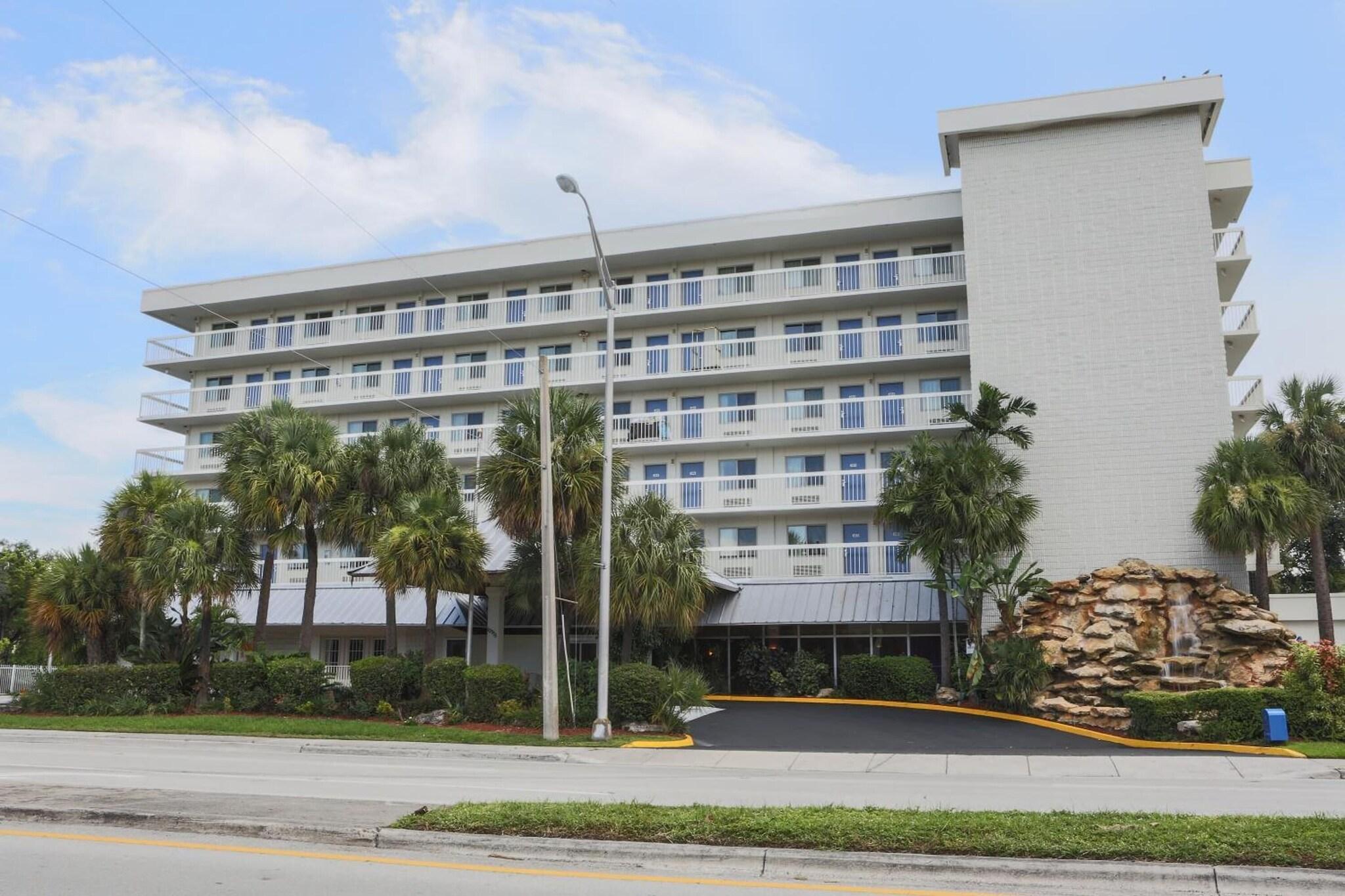 Vista Exterior Motel 6 Cutler Bay, FL