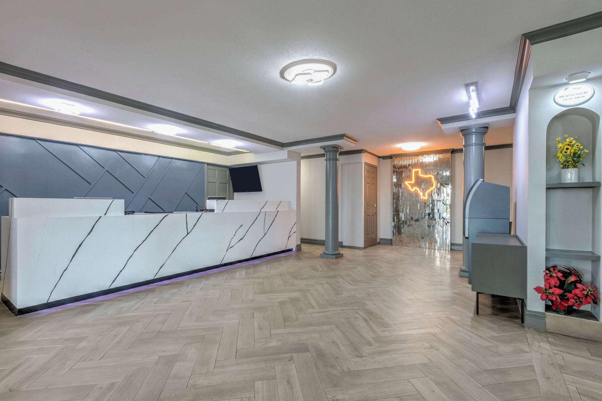 Vista Lobby Baymont by Wyndham Austin University Area