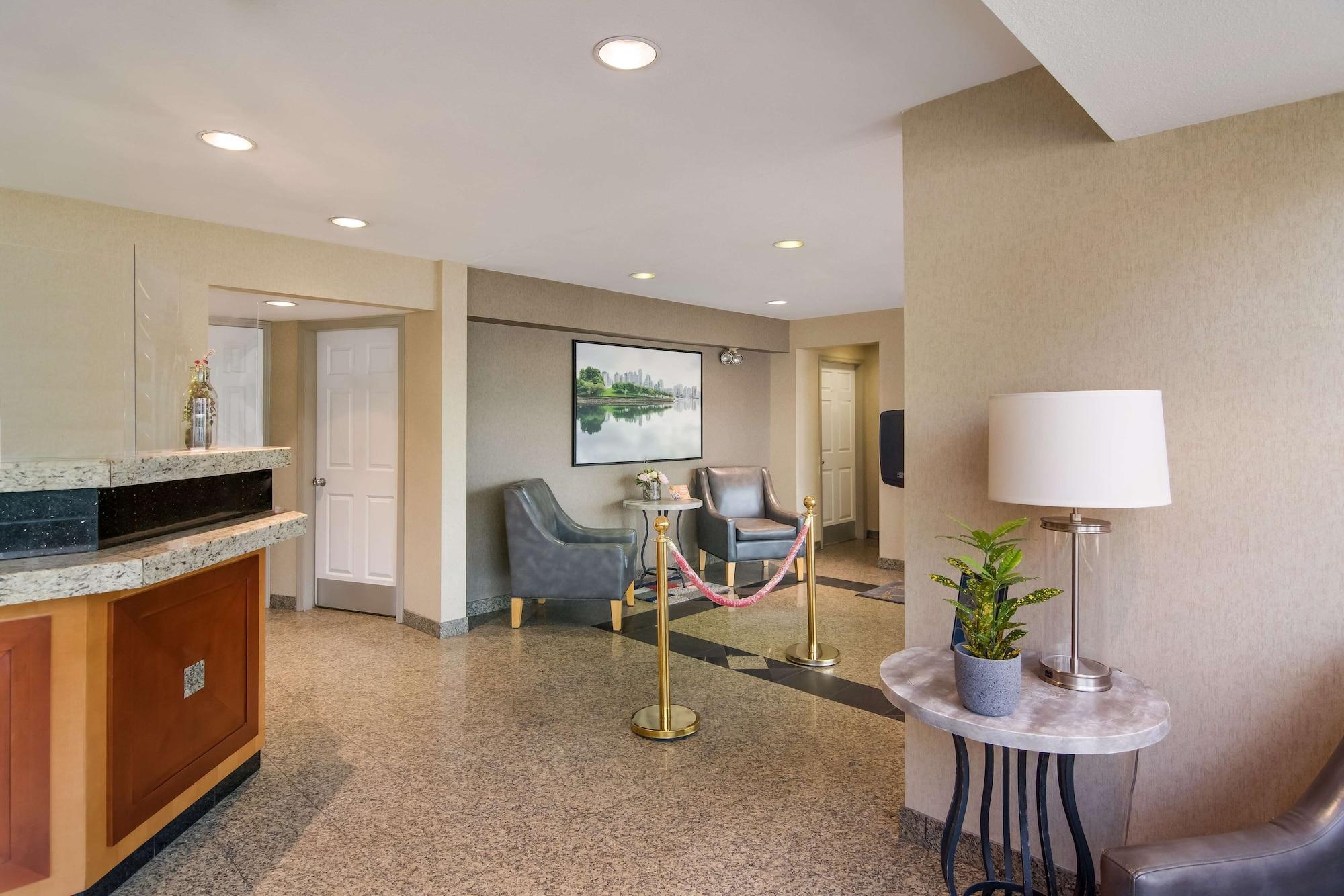 Vista Lobby SureStay Hotel by Best Western North Vancouver Capilano